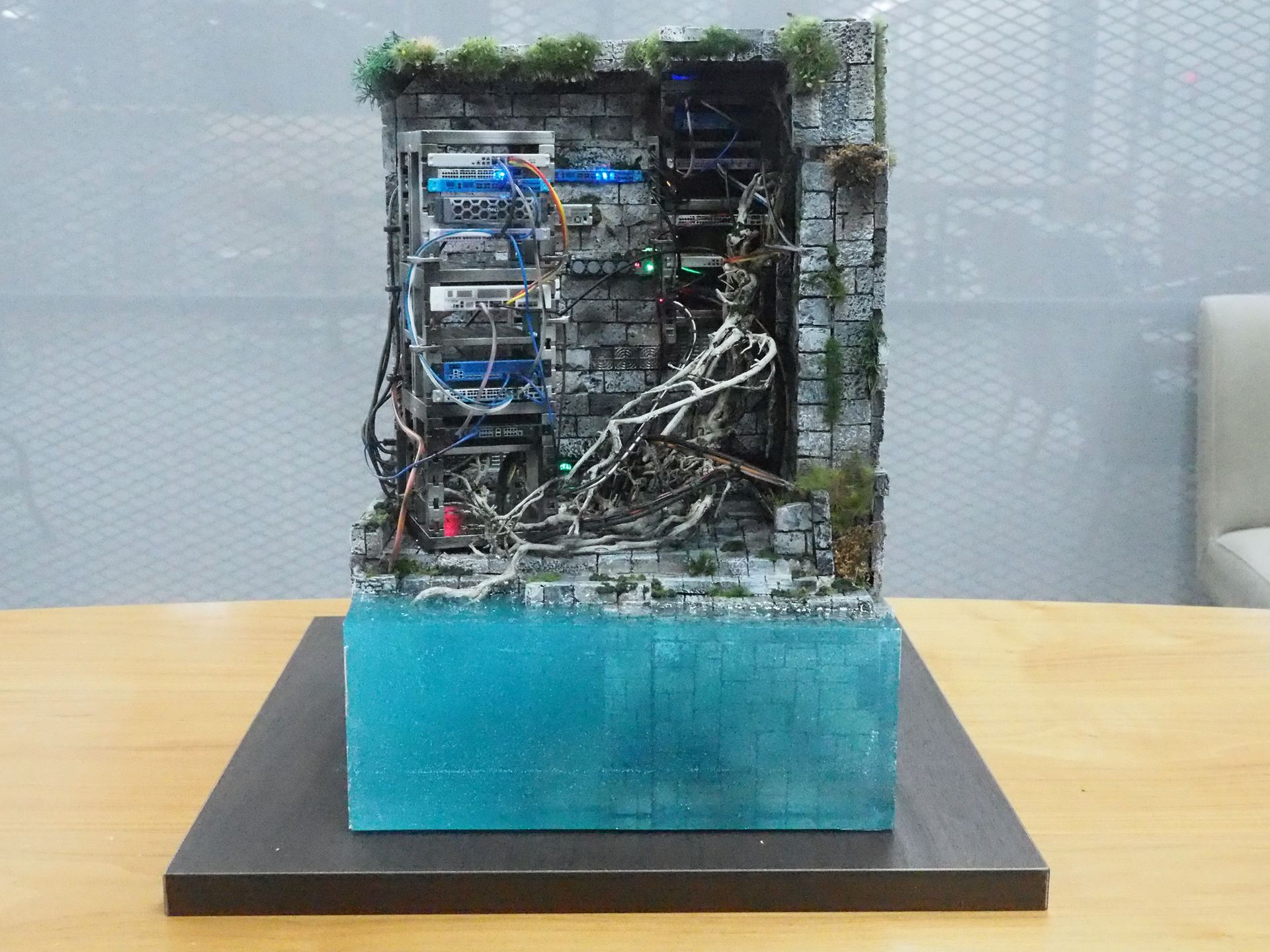 瀬川氏が作成したジオラマ「電脳遺構」。手前の水は冷却をイメージ。壁は石膏の板を加工して制作されている