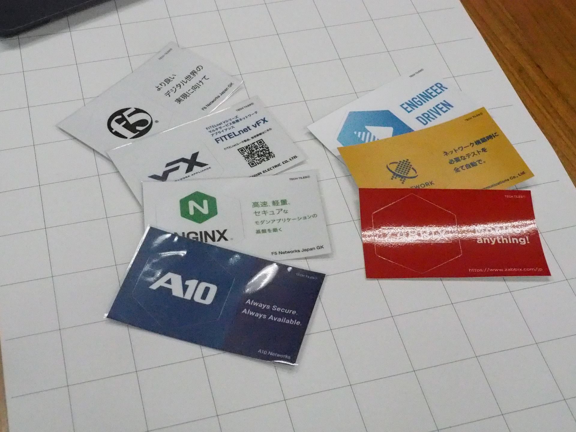「Tech Tiles」の実物。サイズは名刺サイズなので、名刺入れに入れて保管できる