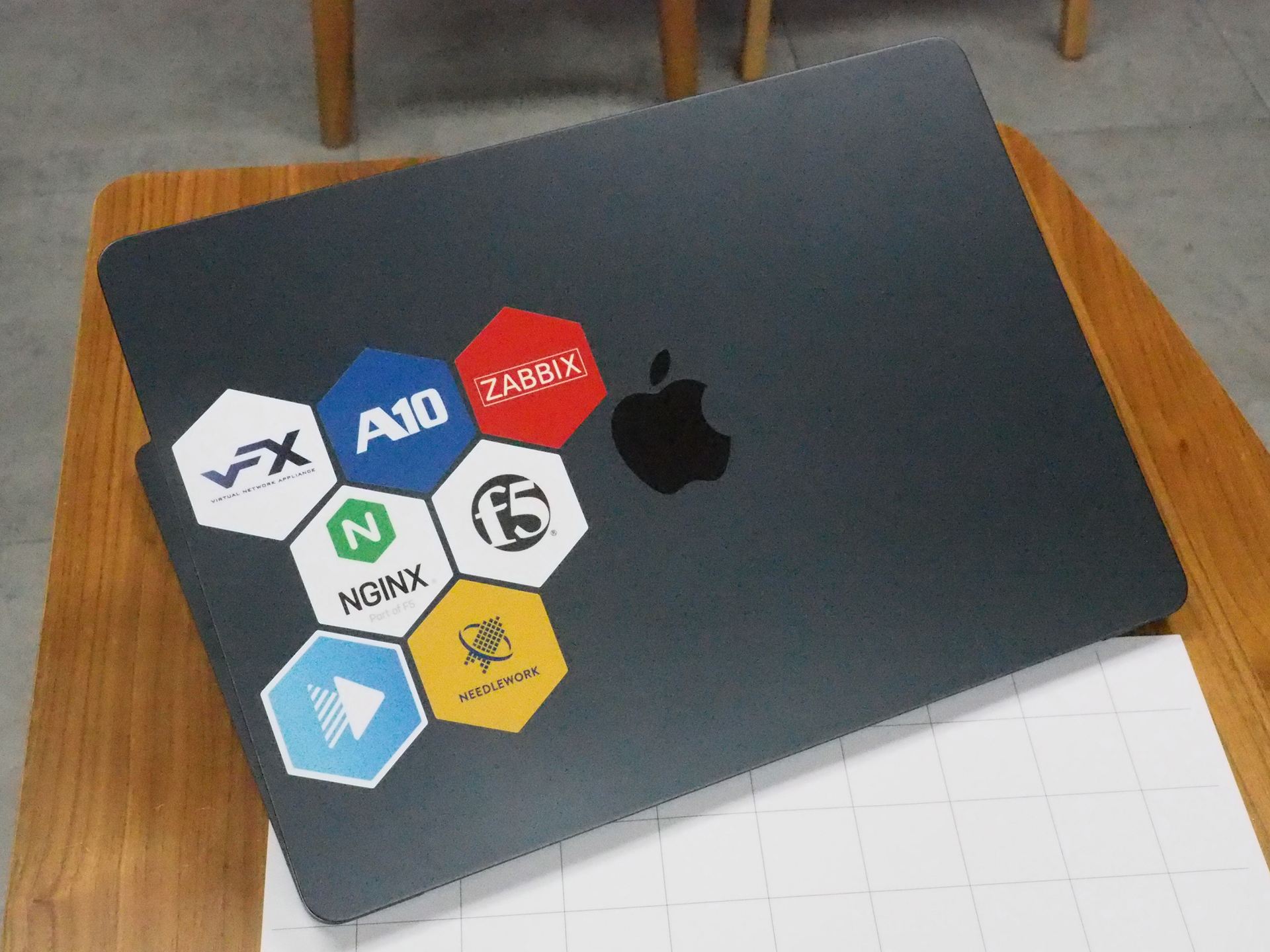 このように六角形ステッカーを剥がしてノートPCの天板などに貼ることができる