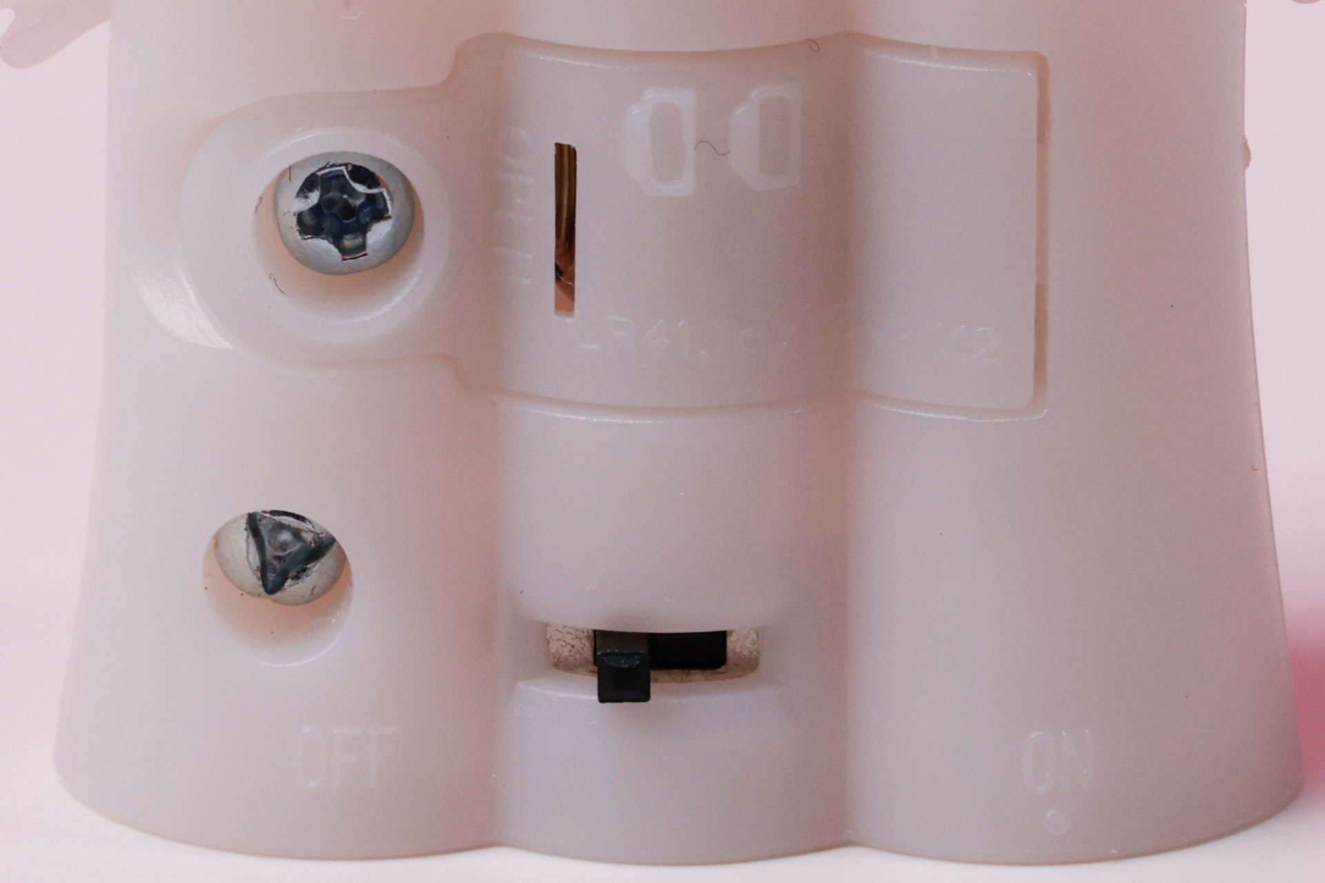 こちらが背面側のスイッチ部分