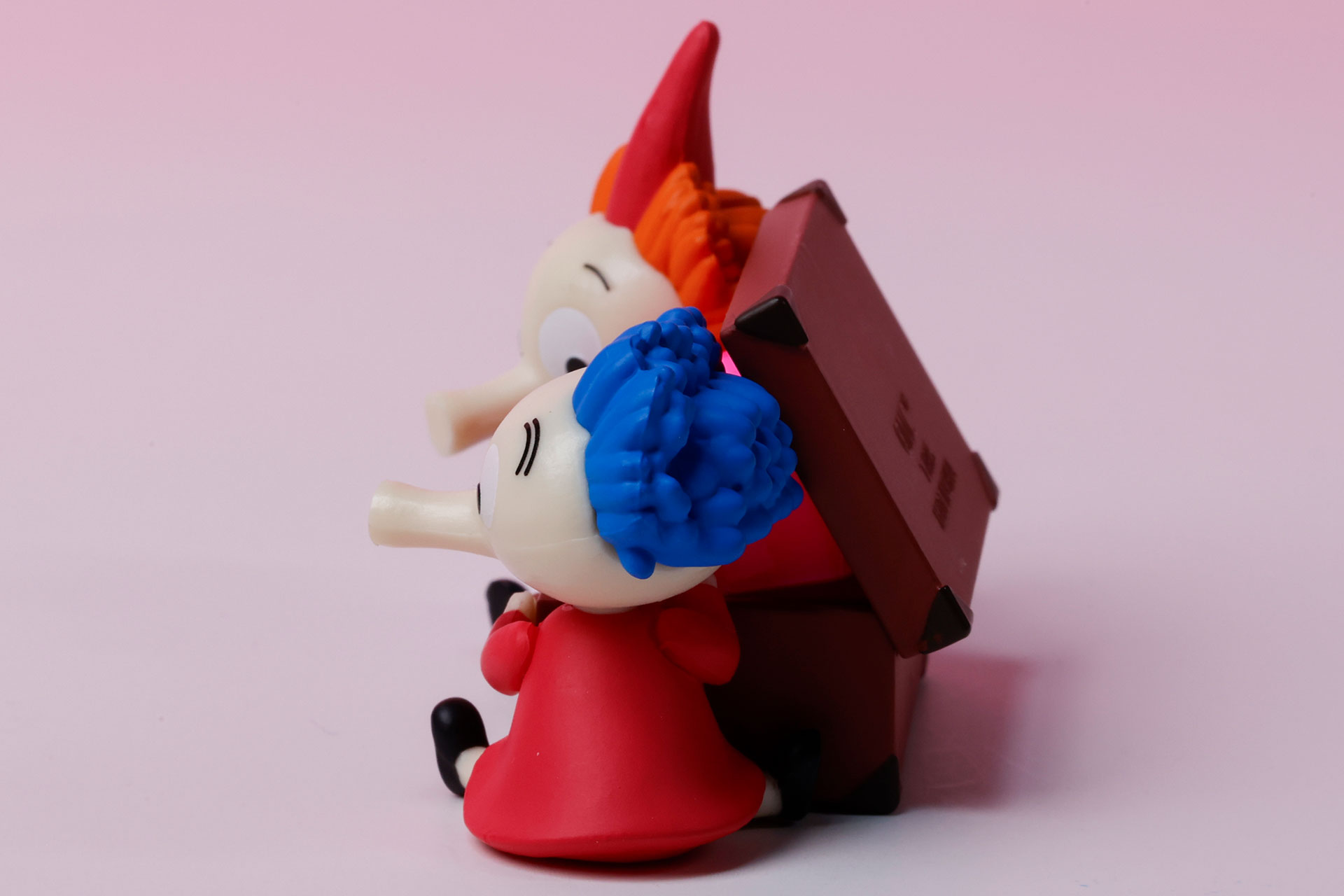 中央の宝箱のように見えるのはスーツケースだ