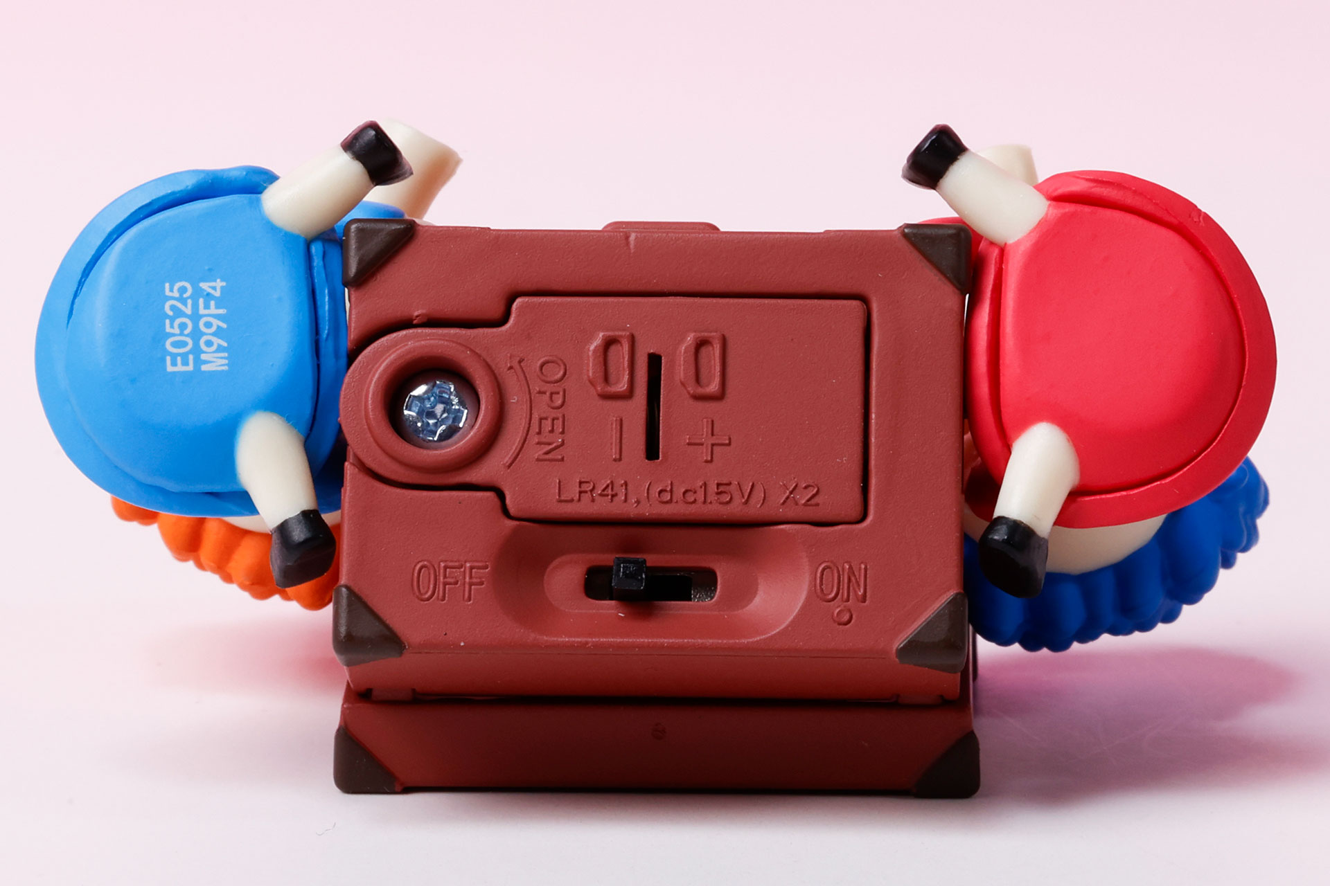 電池ふたやLEDのスイッチは底面側に設置されている