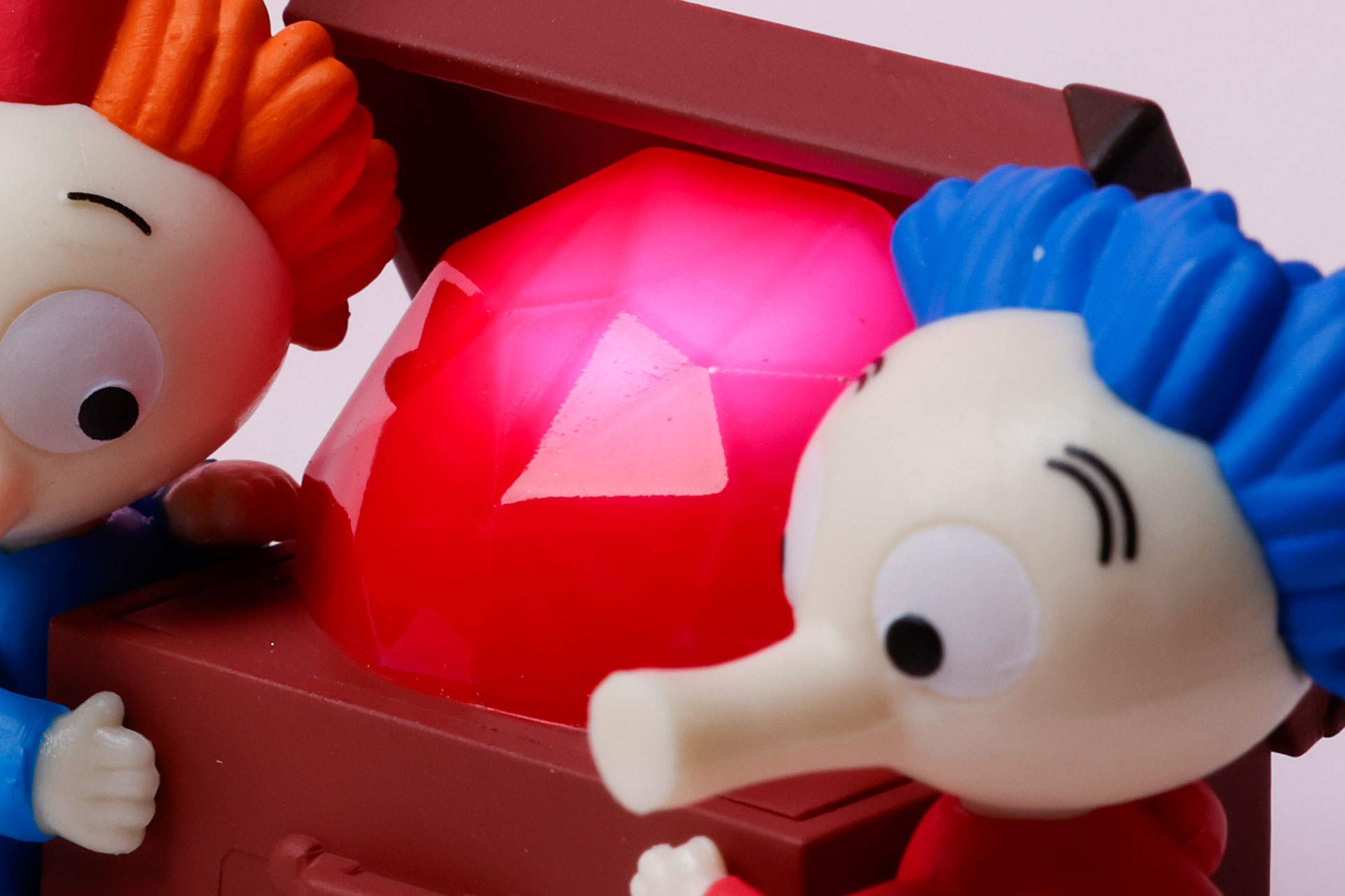 赤い宝石の「ルビーの王さま」が光る！