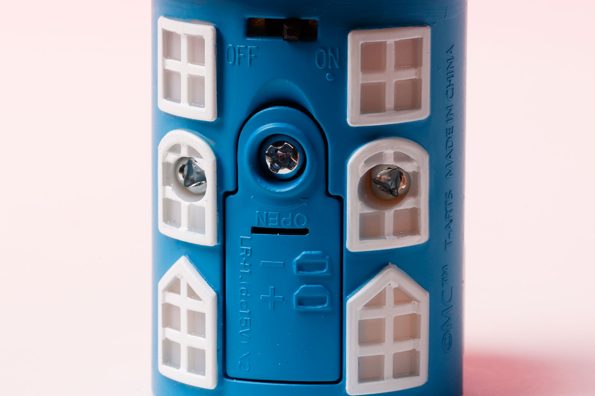 LEDのスイッチは背面側に付けられている