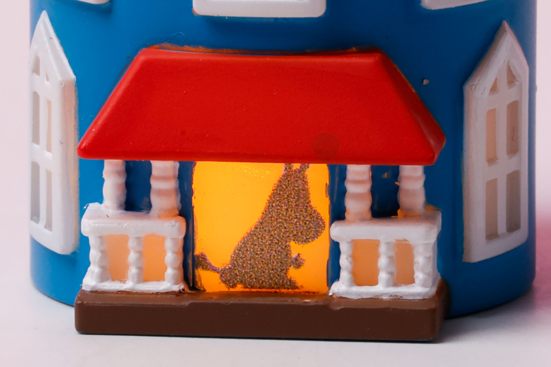 LEDを付けるとムーミンのシルエットが浮かび上がる