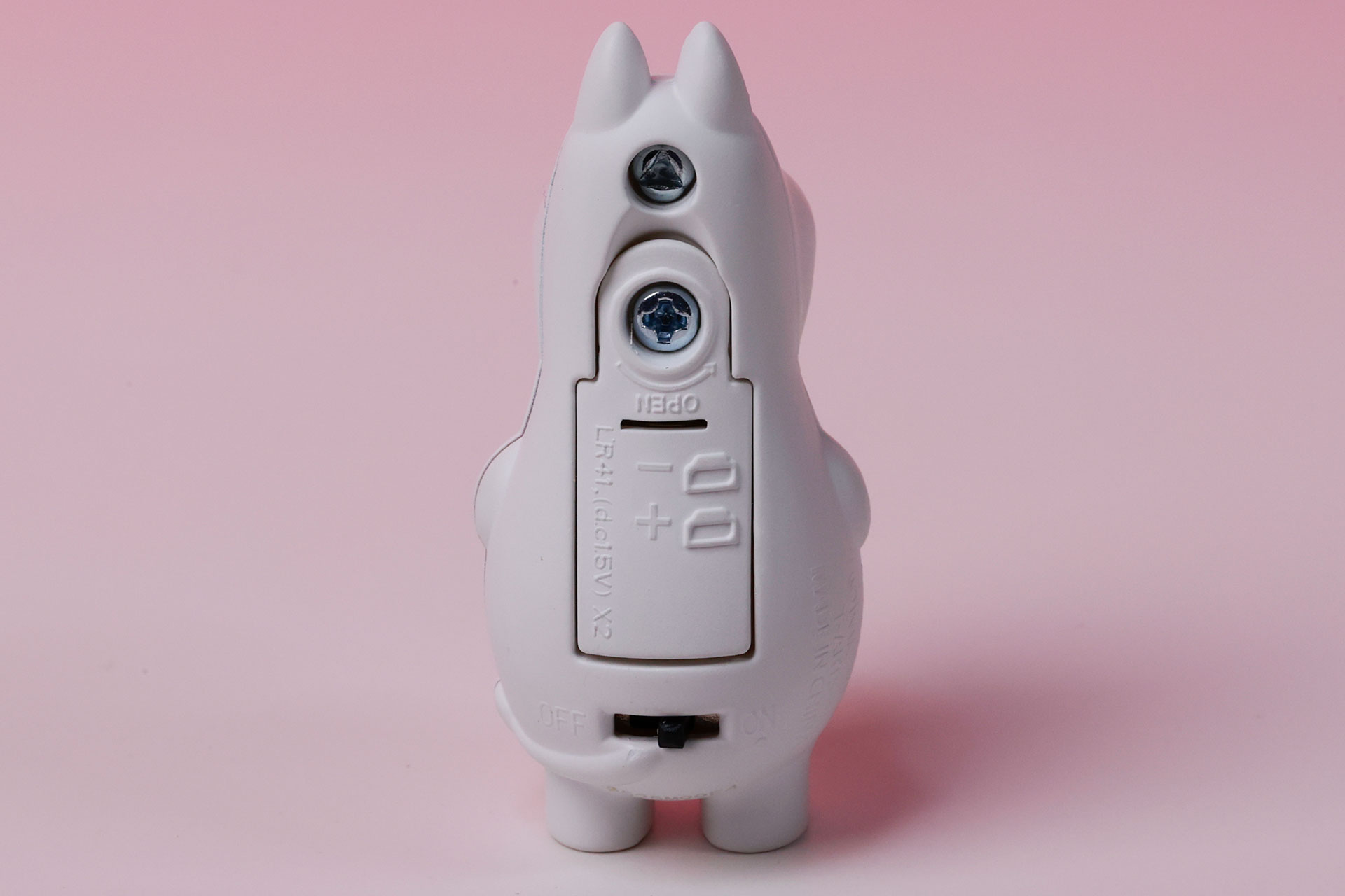 電池のふたはネジで止められている