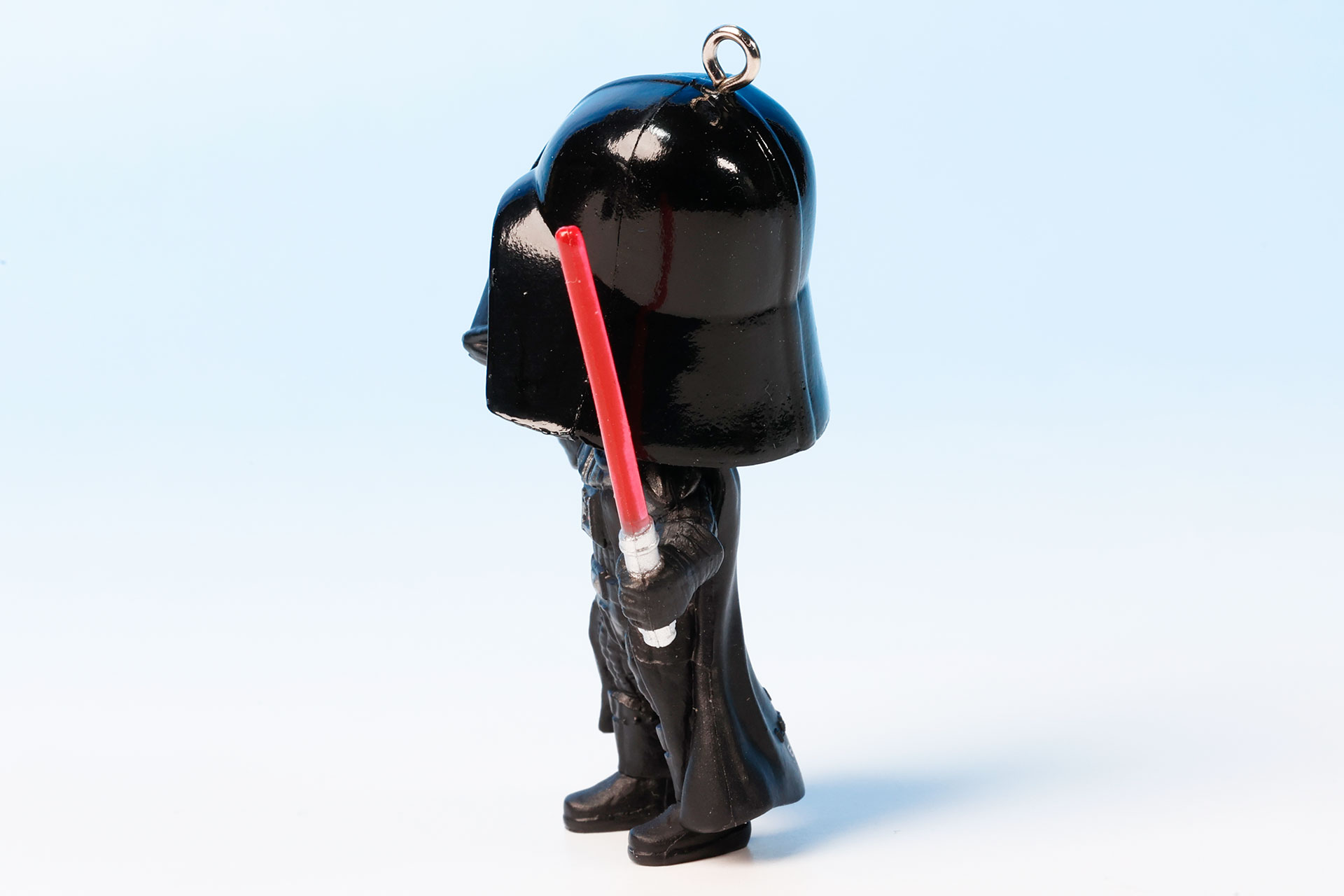 マスクが黒光りしている