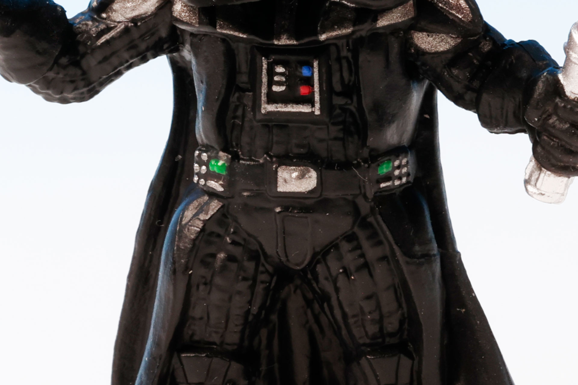 スーツ部分の装飾も再現されている