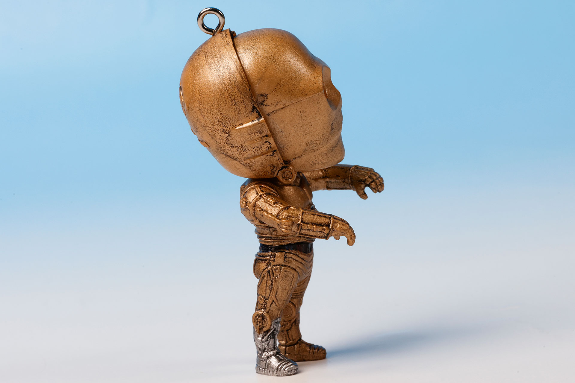 両腕を上げているポーズもC-3POらしい