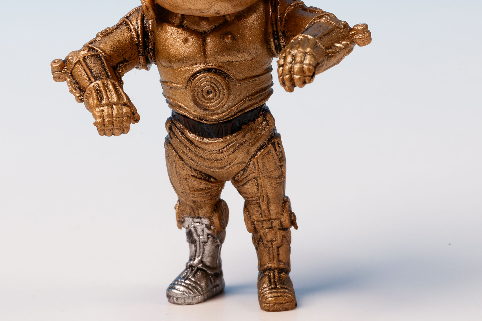 片足だけ銀色になっているところも再現されている