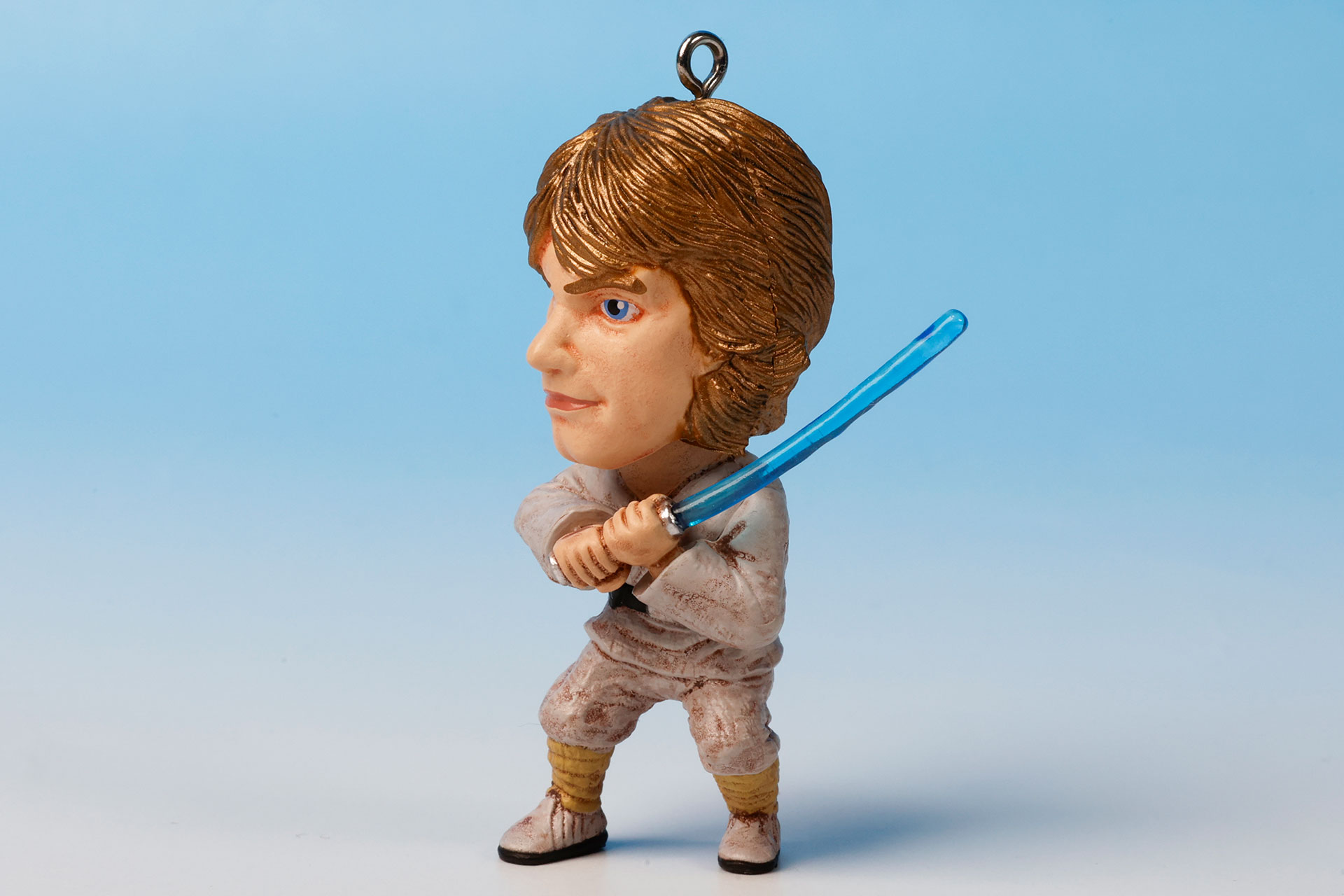 手には青いライトセーバーを持っている