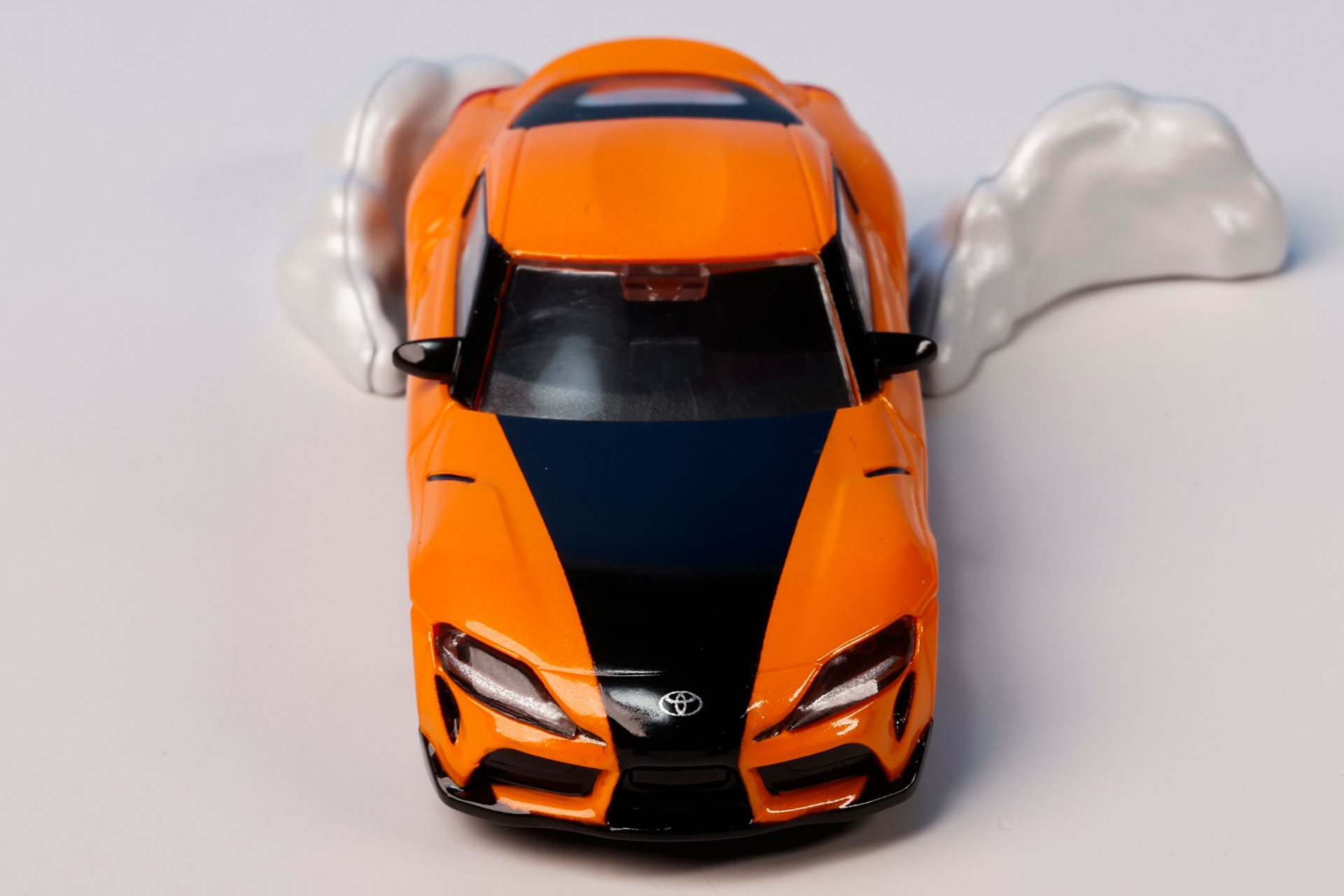 ガラス越しに車内の作りも見える