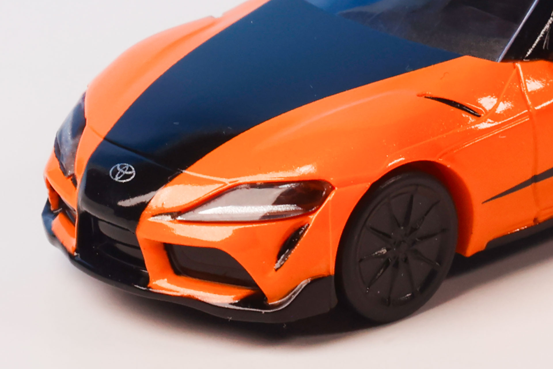 トヨタのエンブレムもしっかりとわかる