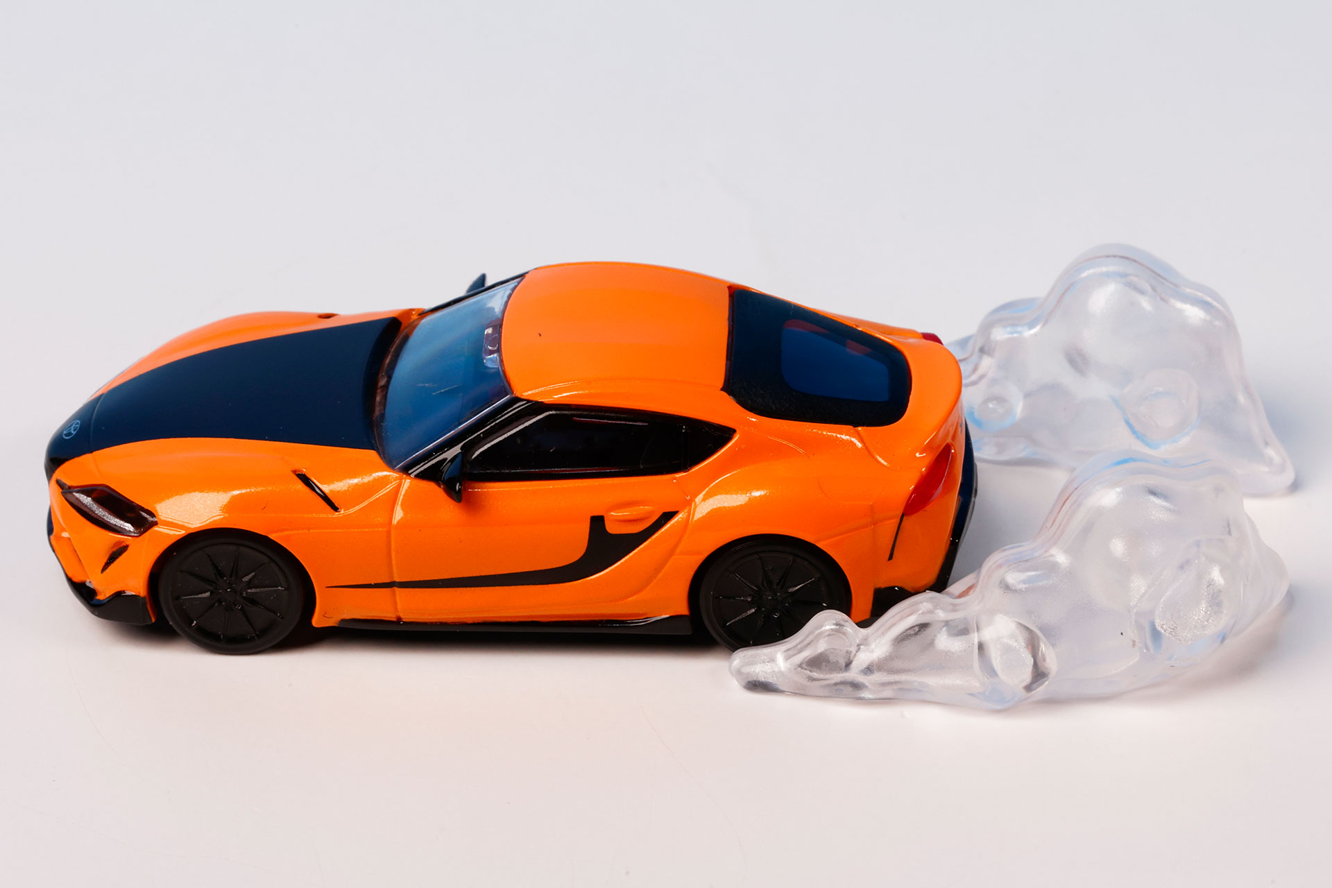 このスモークパーツ部分は透明感のあるクリアパーツが採用されている