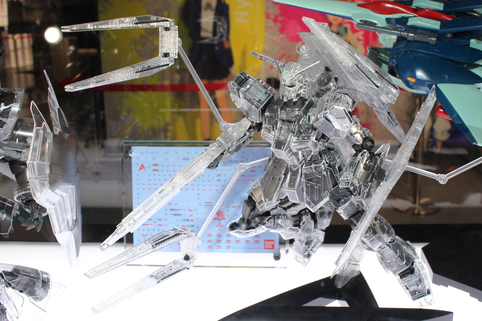 「MG 1/100 νガンダム Ver.Ka [メカニカルクリア]。5月24日発売。価格は7,700円。ガンダムベース販売商品