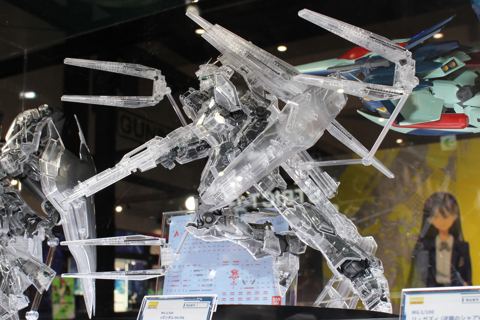 装甲部分のほぼ全てが透明度の高いクリアパーツで成形