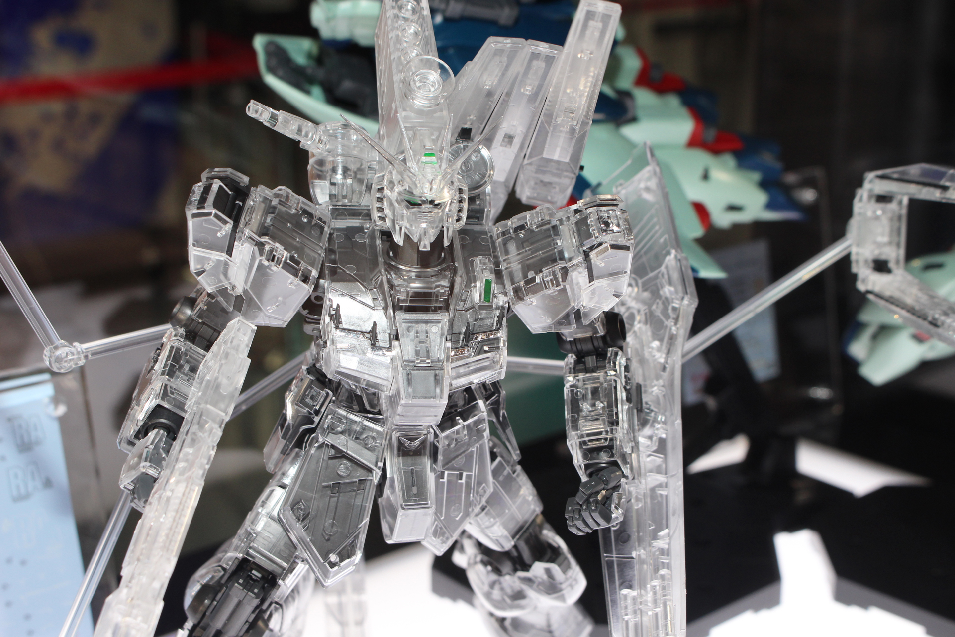 内部のサイコフレームが透けて見えるのが魅力