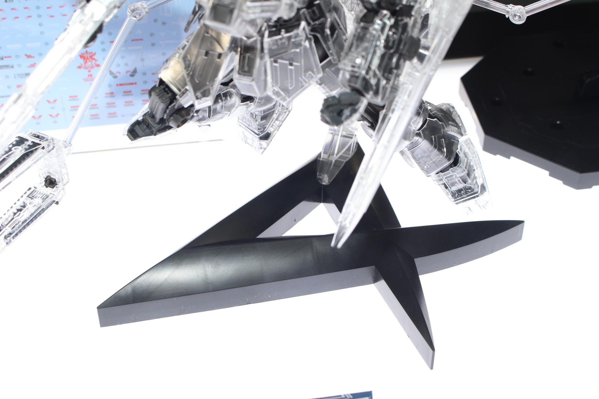 台座はアムロのパーソナルマークの形状を模している