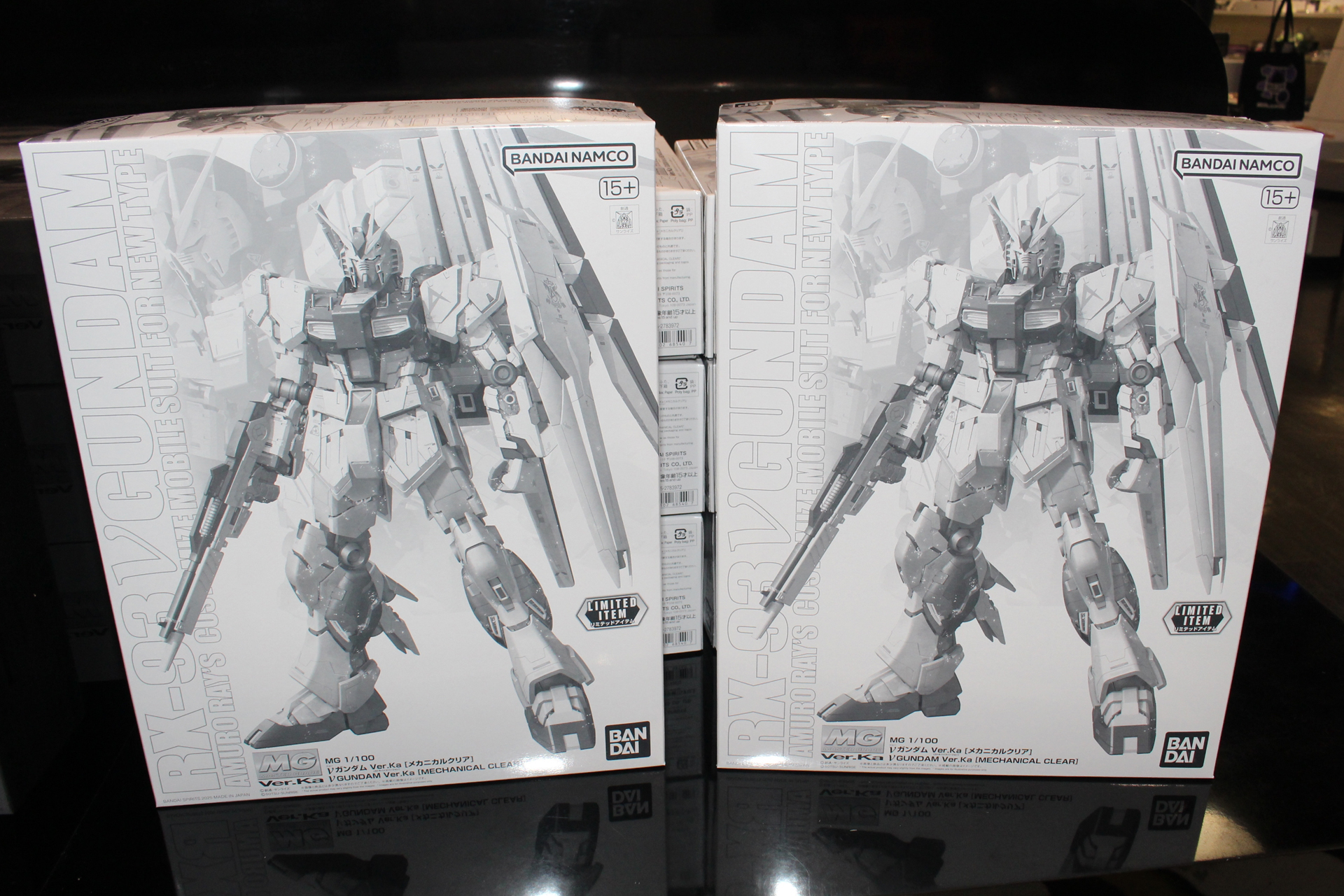 カラーイメージのモノトーンで配色されたパッケージ