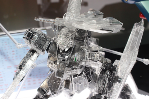 MG 1/100 νガンダム Ver.Ka [メカニカルクリア]とMG 1/100