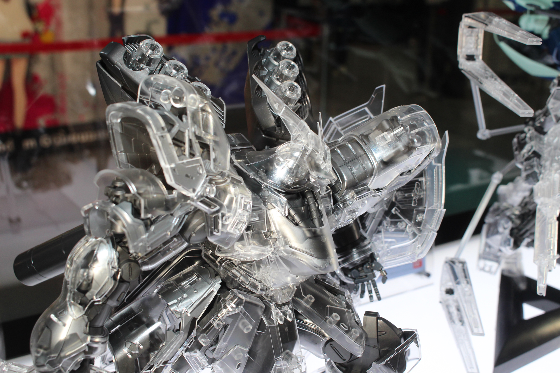 サザビーの巨体に透明度の高いパーツが映えている