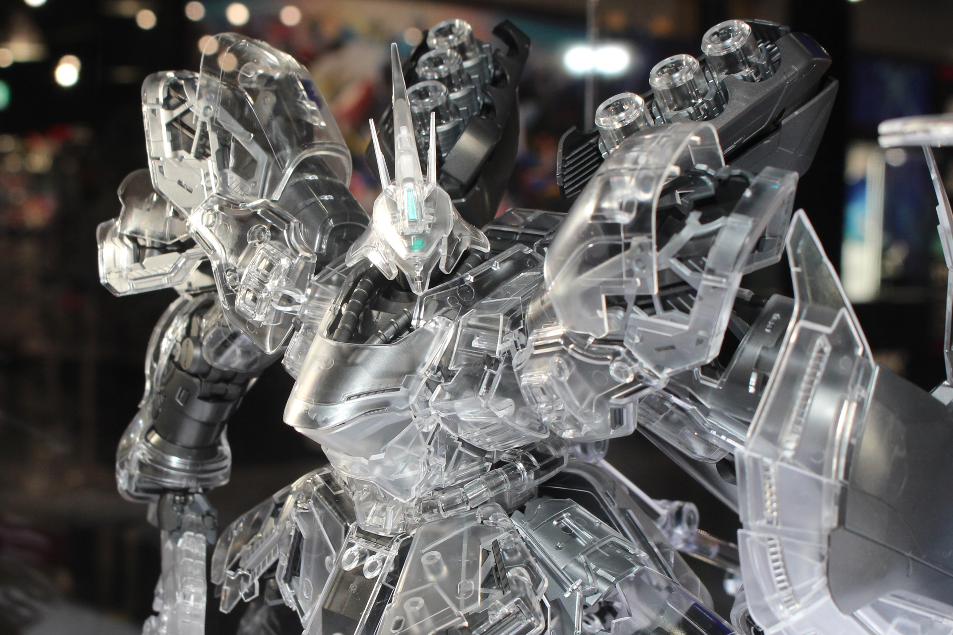 モノアイの輝きが透けて見えている