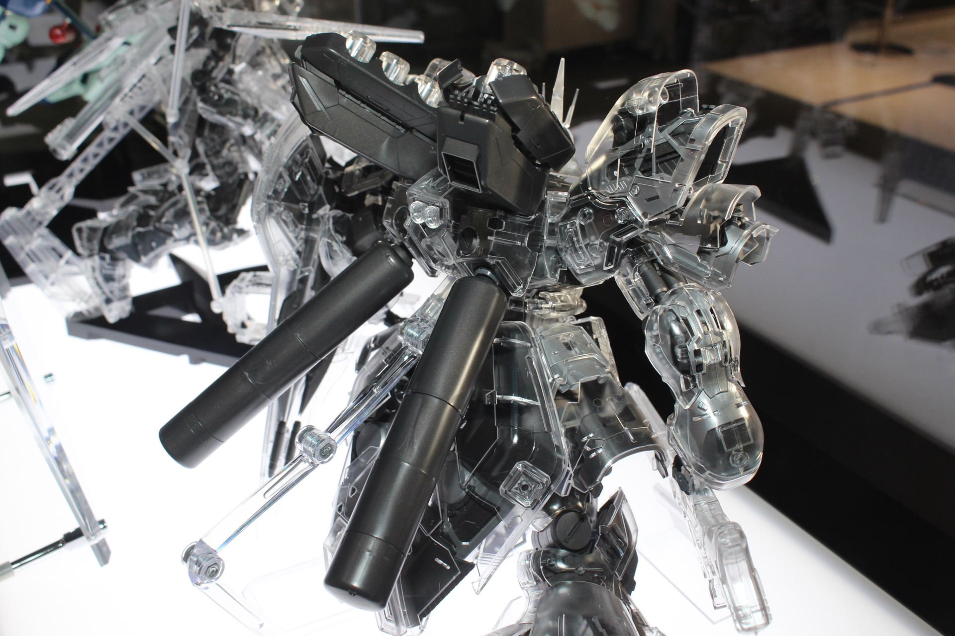 プロペラントタンクやファンネル・コンテナ、シールドの中央部などはフレームと同色だ