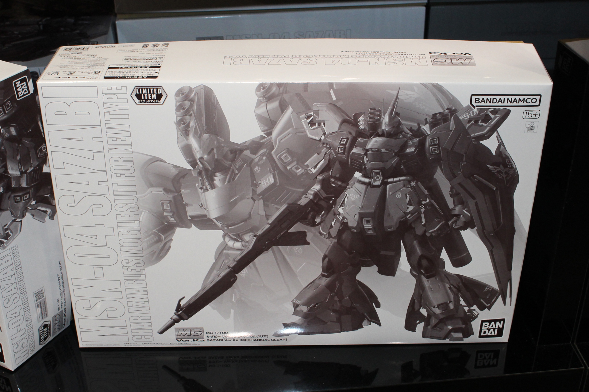 同時発売の「MG 1/100 νガンダム Ver.Ka [メカニカルクリア]」と同様、モノトーンのパッケージで発売