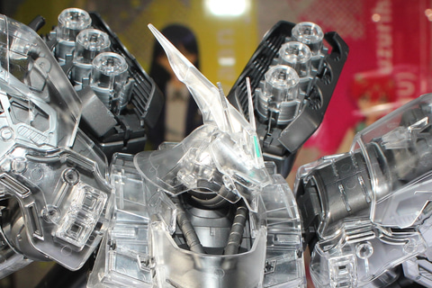 特別企画】νガンダムとともにクリア成形のサザビーも発売！ 大