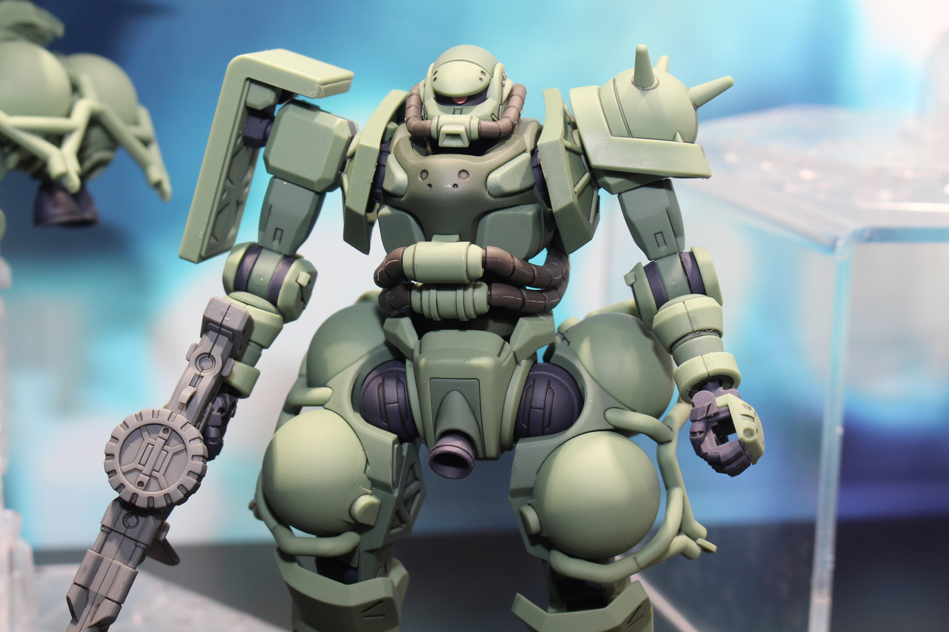 馴染み深いザクIIの意匠は残しつつ、山下いくと氏の手で新たなデザインとなったGQザク