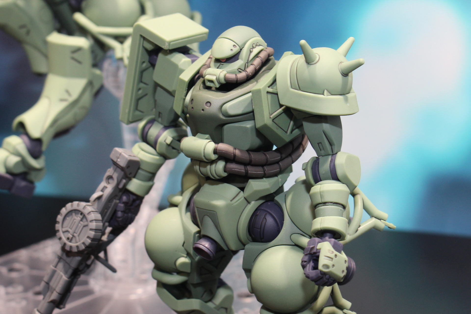 左肩にスパイクアーマー、右肩にシールドを装備