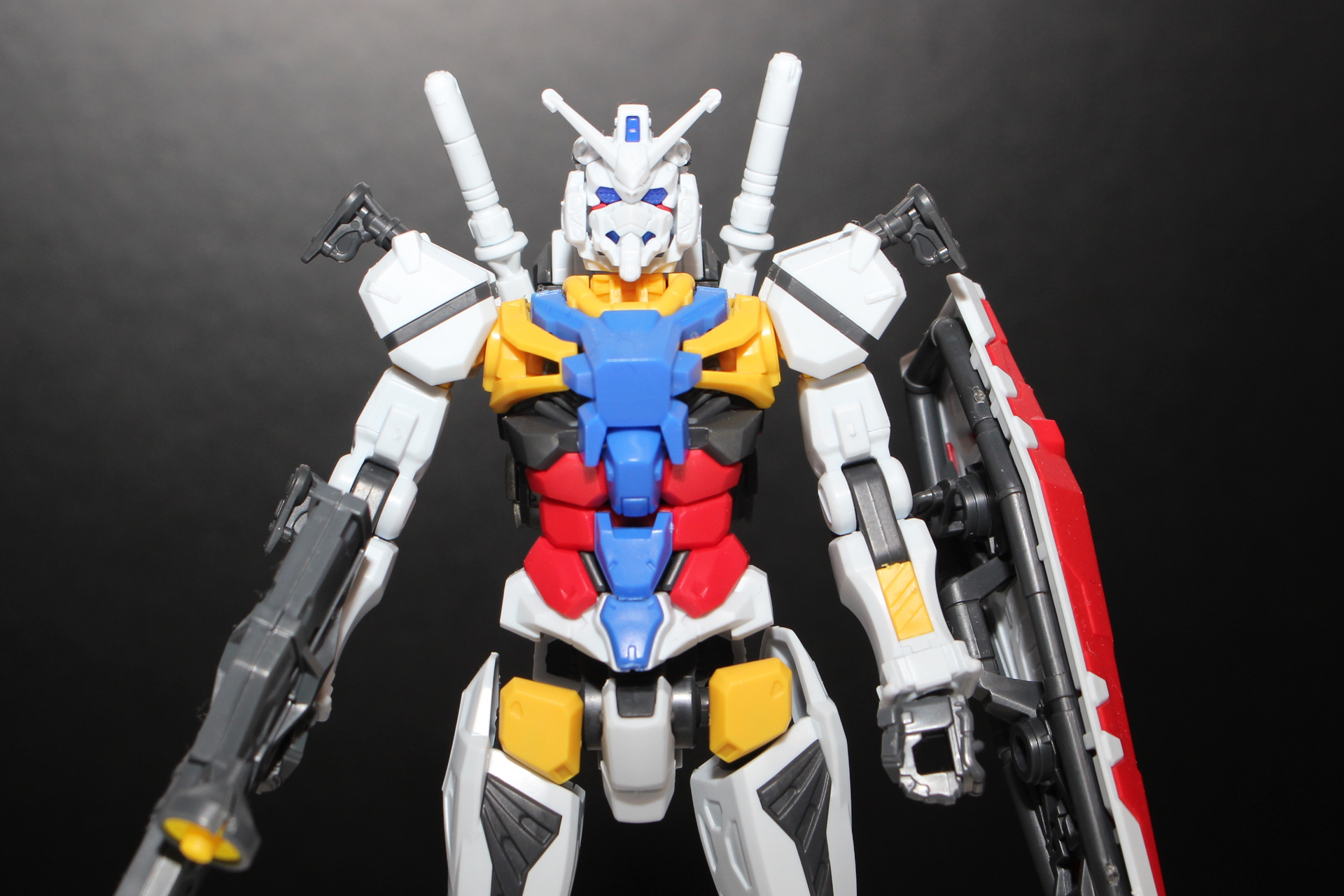 馴染み深いトリコロールカラーの白いガンダム