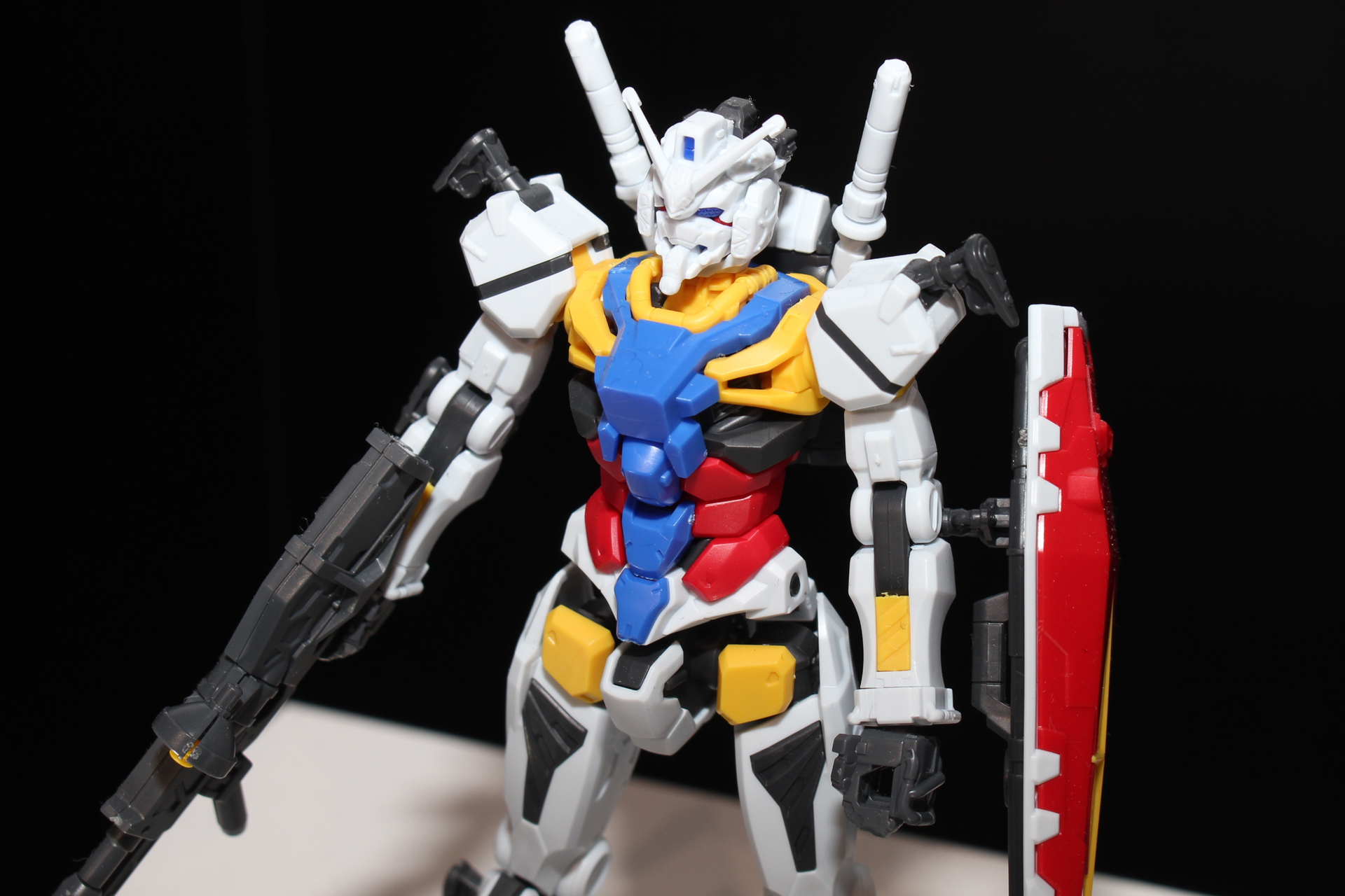 頭部左側の形状が赤いガンダムとは異なる