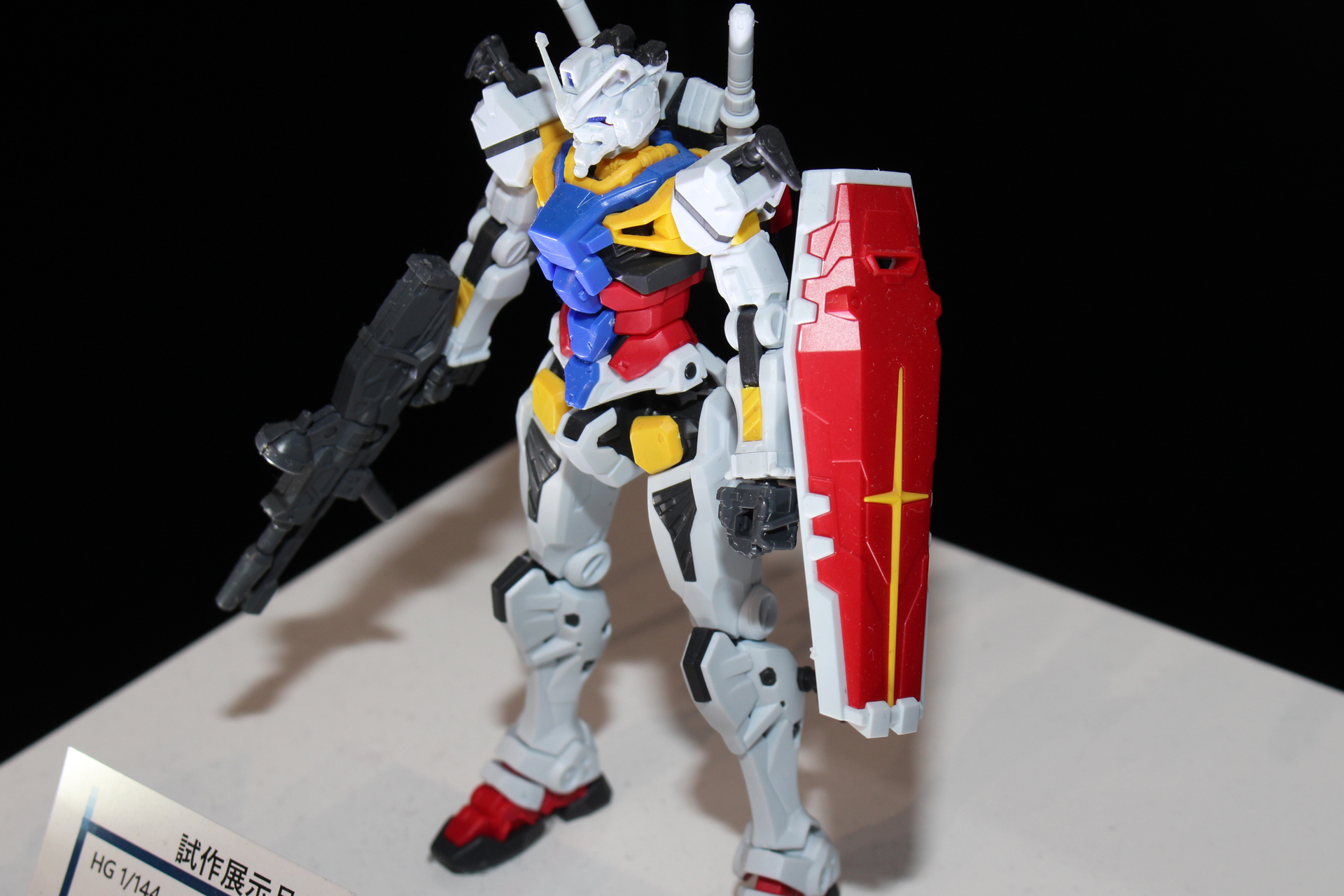 プロポーションは赤いガンダムと同じ細身のシルエット