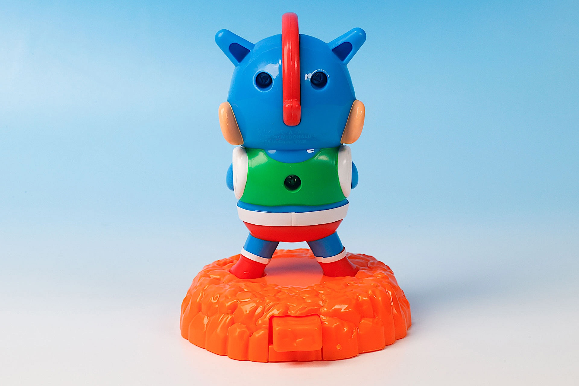 台座の背面側にボタンが付けられている