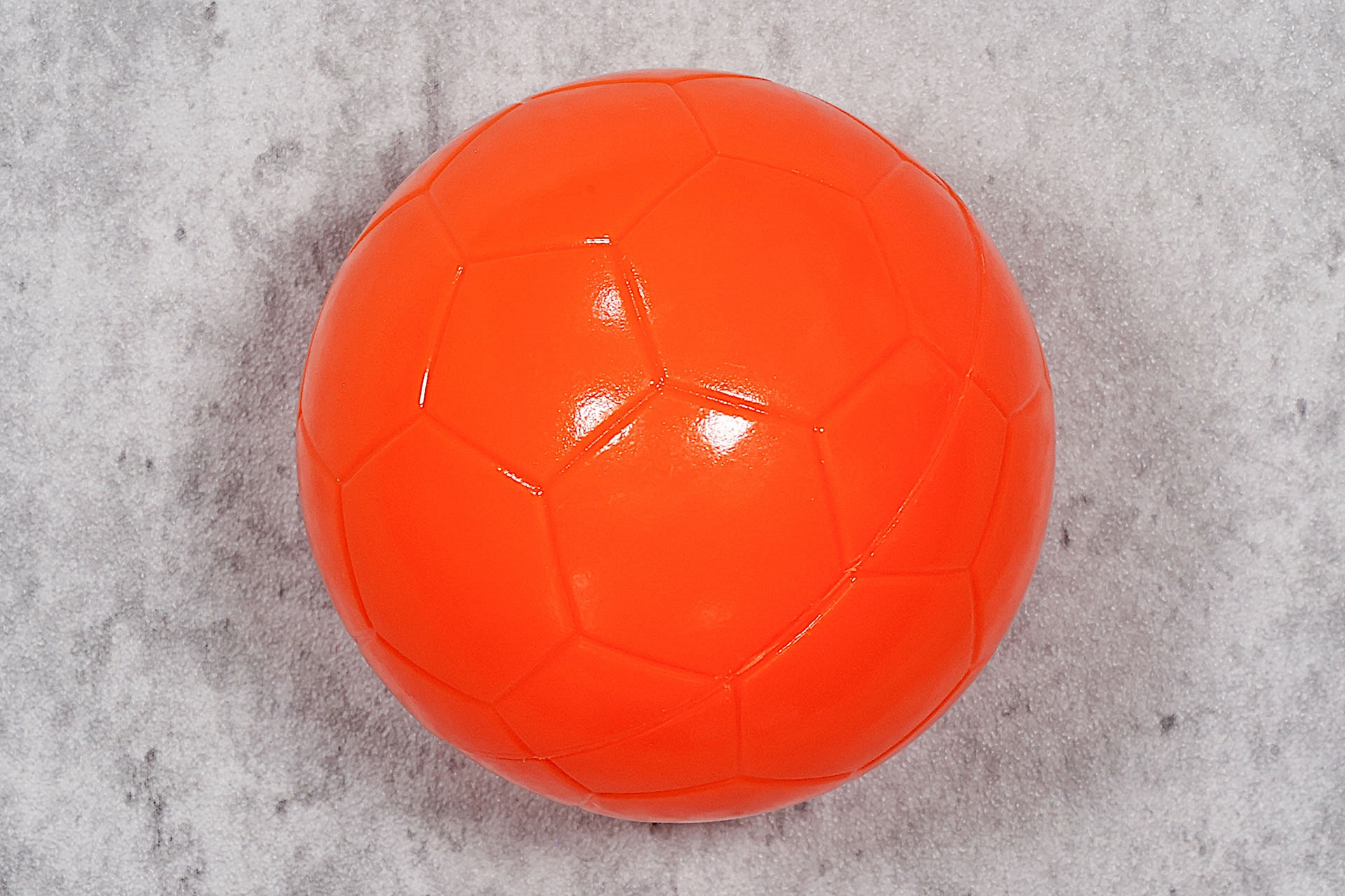 付属のボール。おもちゃとしてはシンプルなセットなので、遊び方をいろいろと工夫してみよう！