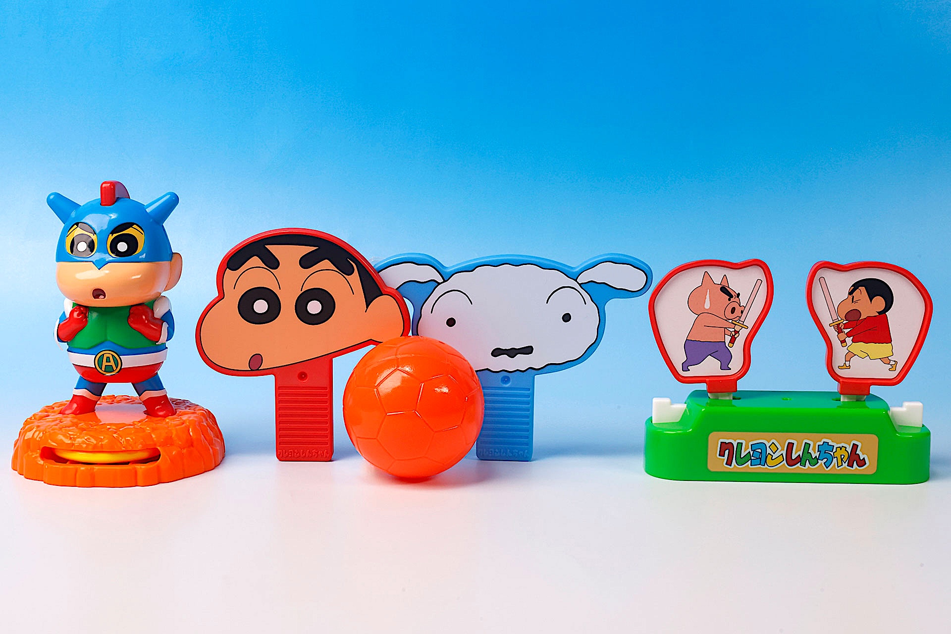 こちらが第1弾（6月13日〜6月19日）のハッピーセット「クレヨンしんちゃん」に登場するおもちゃ。写真左から「アクションビーム！ディスクランチャ」、「シロとヘディング勝負だゾ」、「ぶりぶりざえもんとチャンバラゲーム」