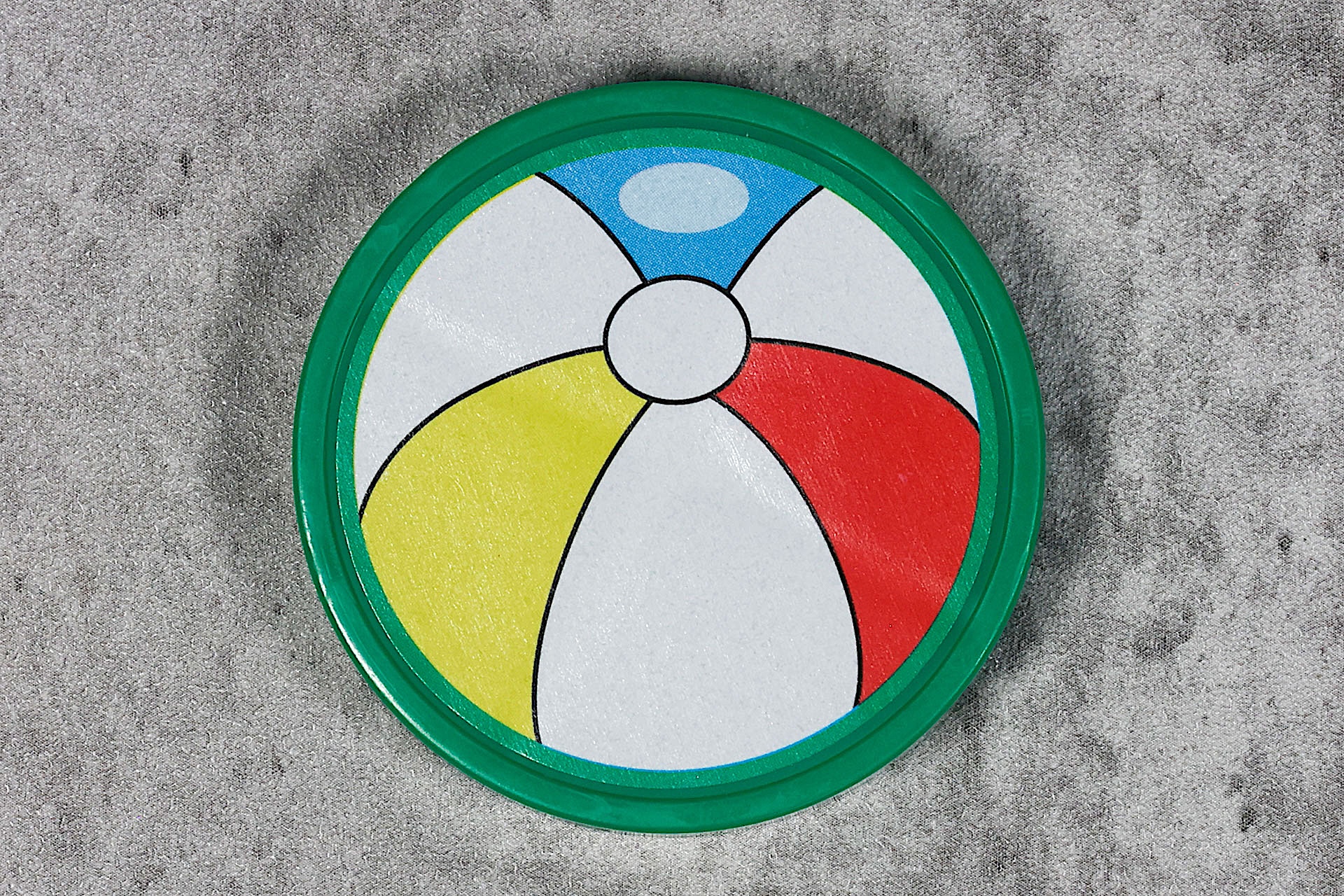 こちらがパック。ビーチボールのようなデザインになっている