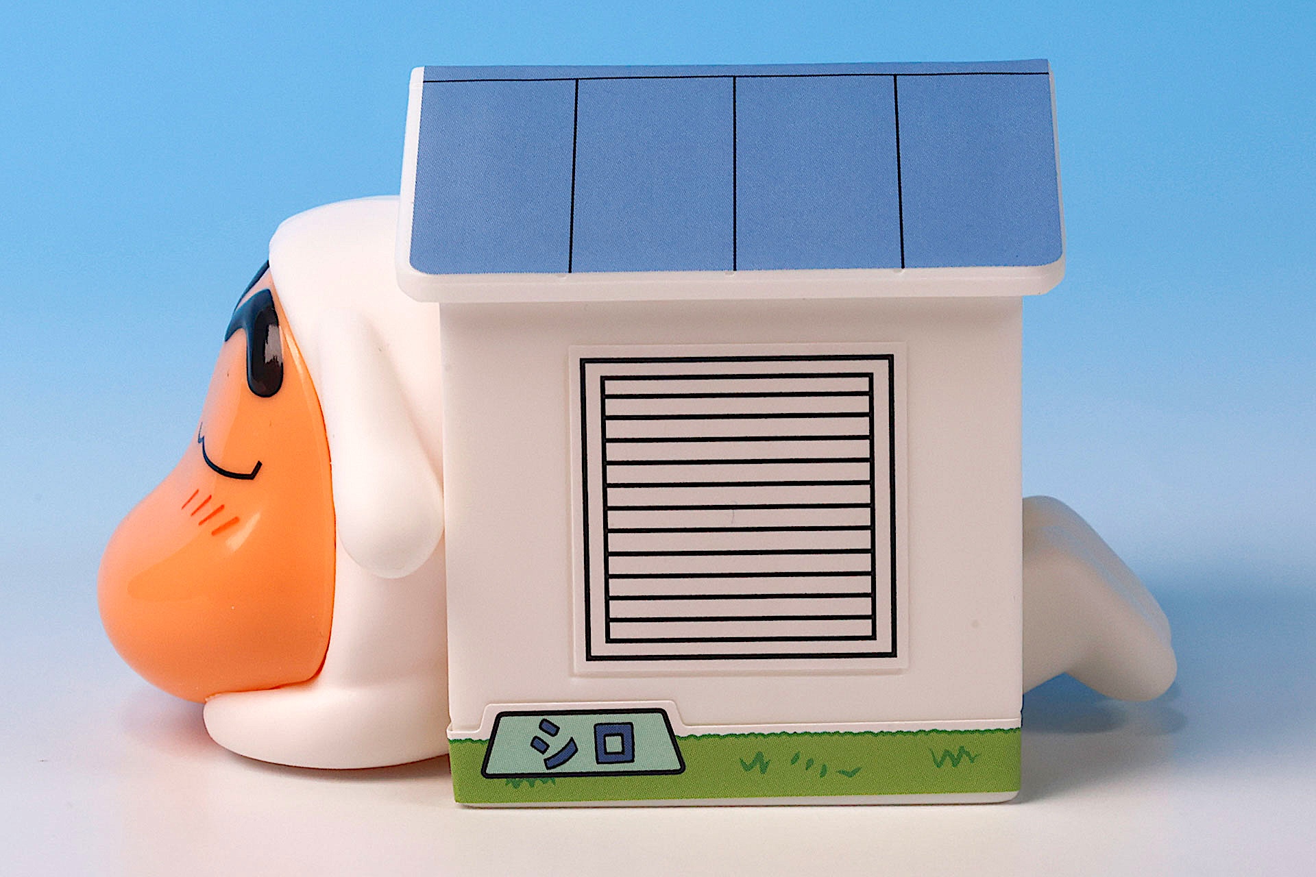 屋根や窓などはシールで再現されたものだ