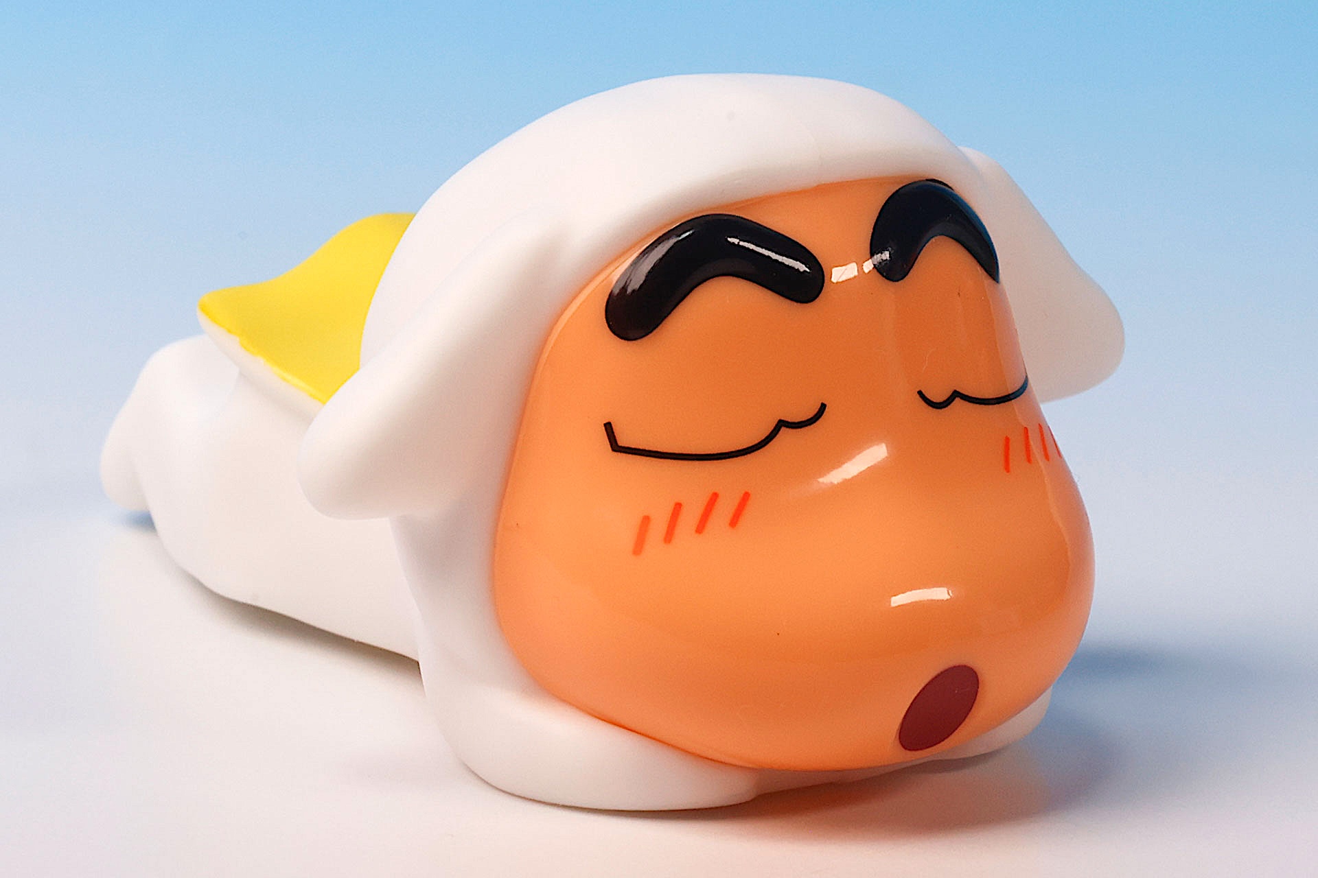 中にはシロのコスプレをしたしんちゃんの姿が