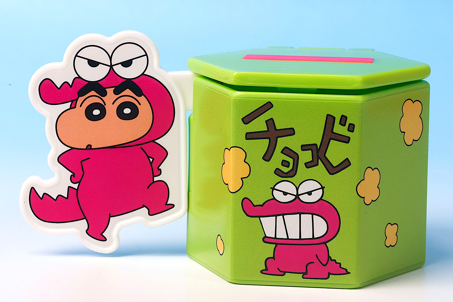 ピンクのコスプレをしたしんちゃんと箱の色合いも美しい