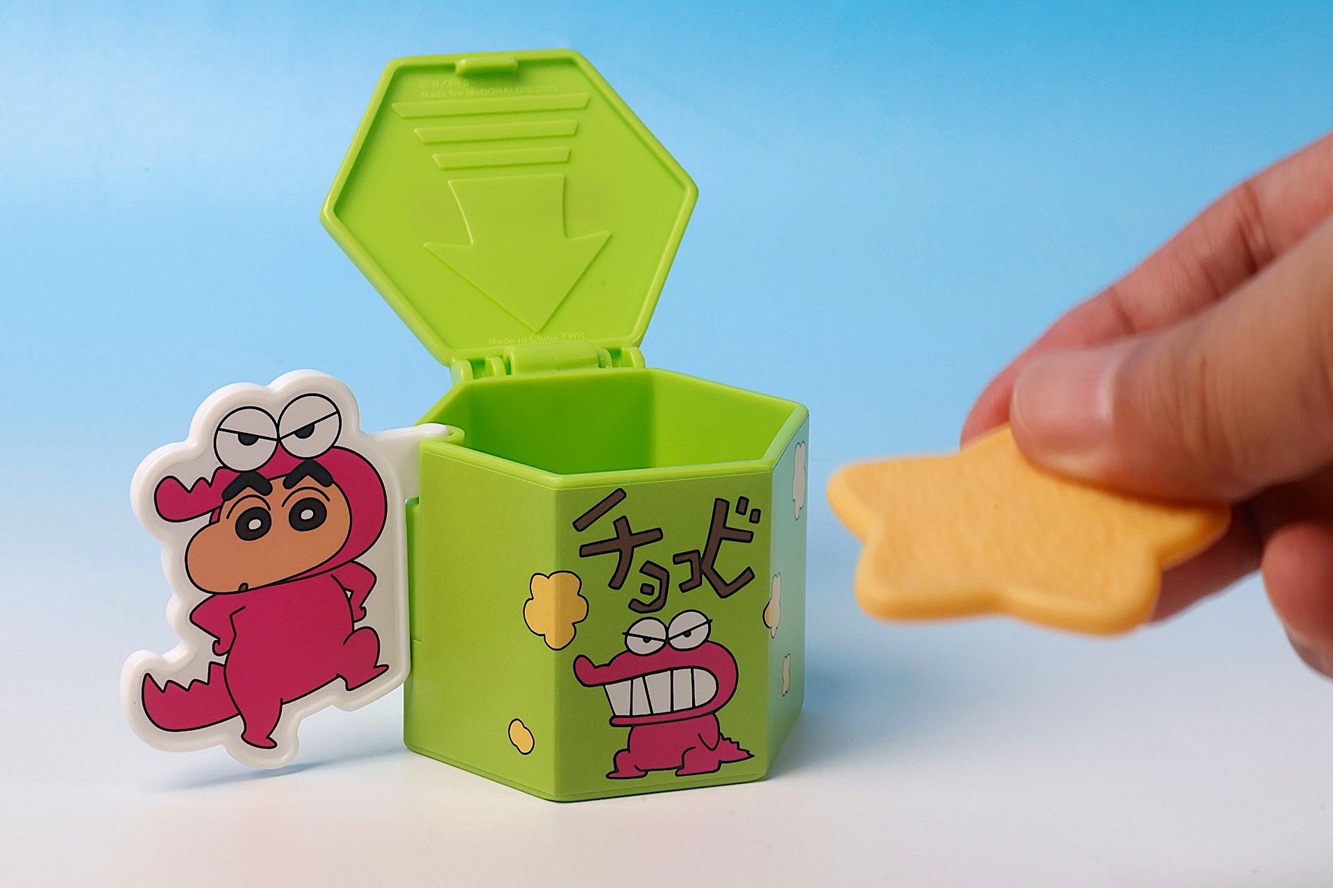 上手に狙ってチョコビのパーツを箱の中に入れて遊ぼう