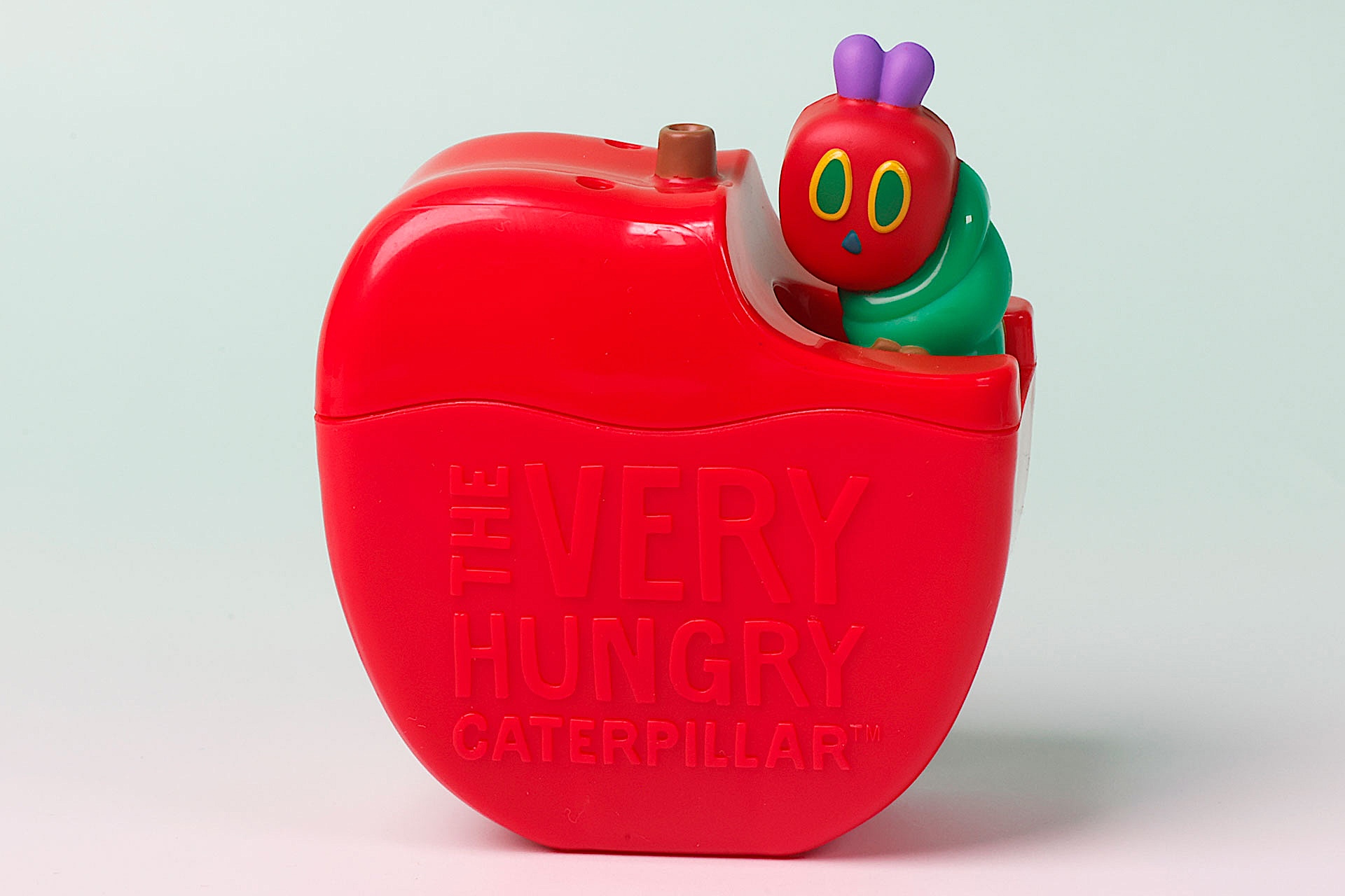 はらぺこあおむしがりんごを食べているようなシーンが再現されている