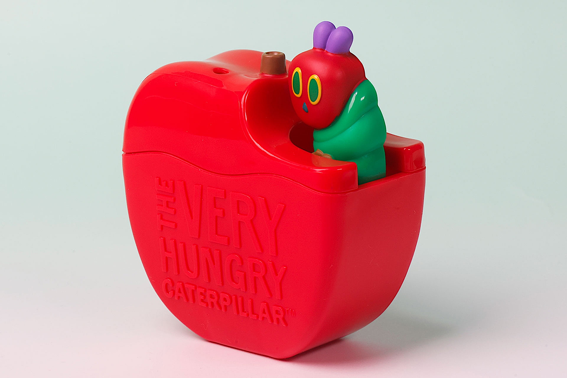 前面には現代のロゴも刻み込まれている