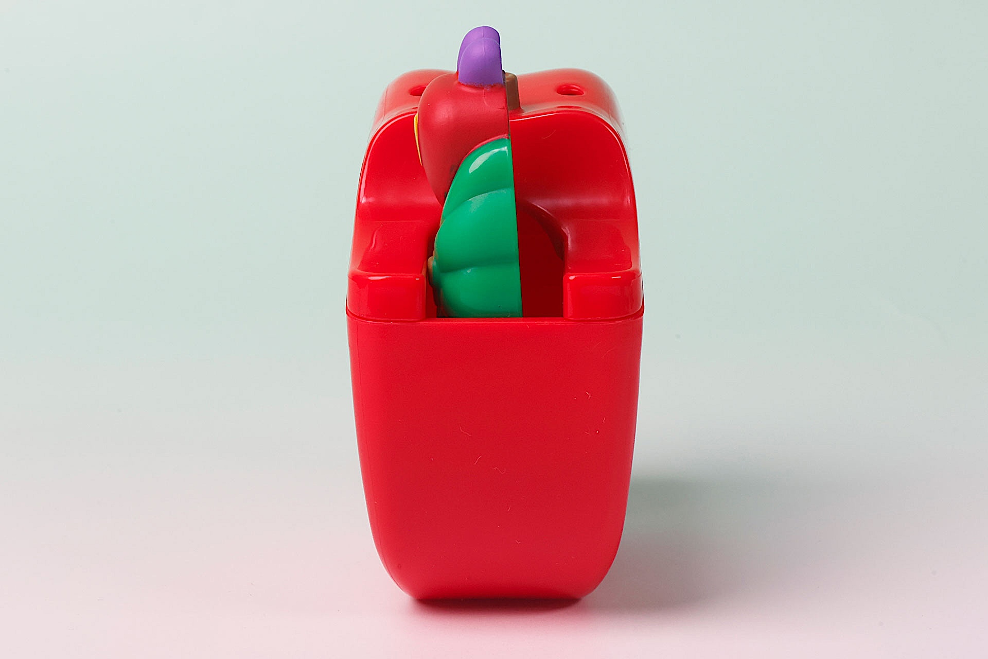 シャボン玉液を入れるため、そこそこ厚みがある