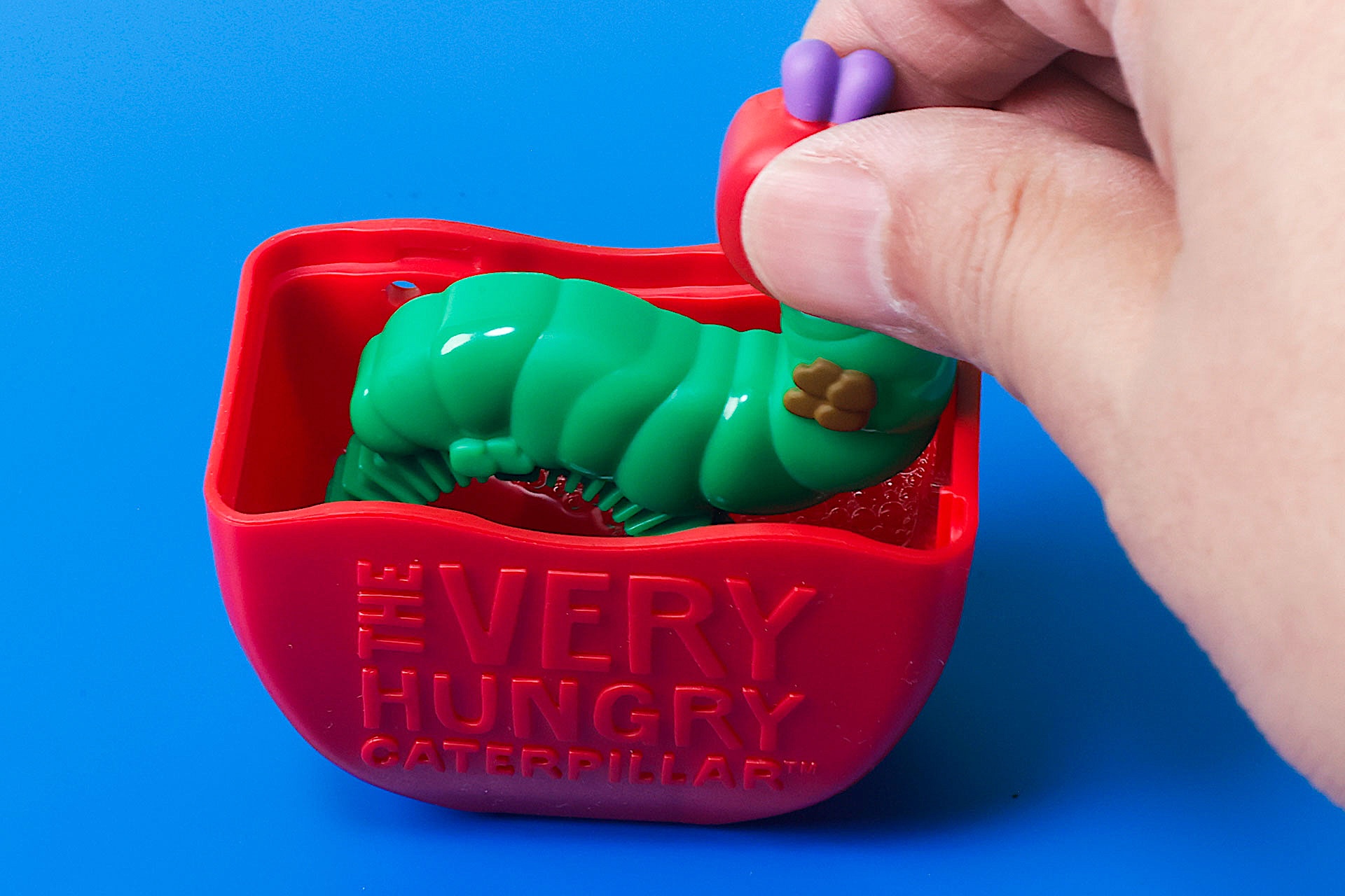 別途用意したシャボン玉液をケースに入れて、はらぺこあおむしのリング部分を浸そう