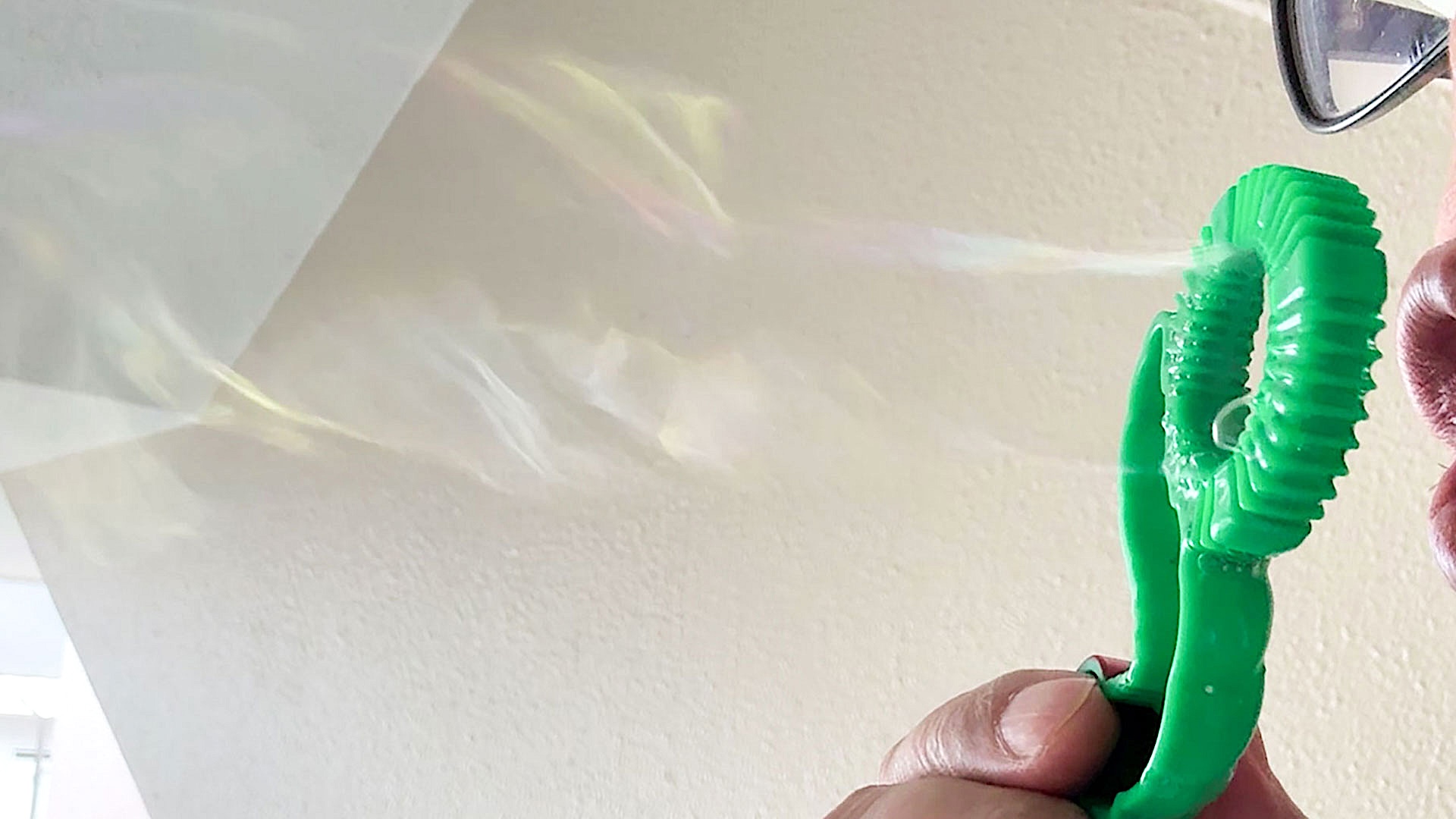 息を吹きかけると大量のシャボン玉が飛び出していく！