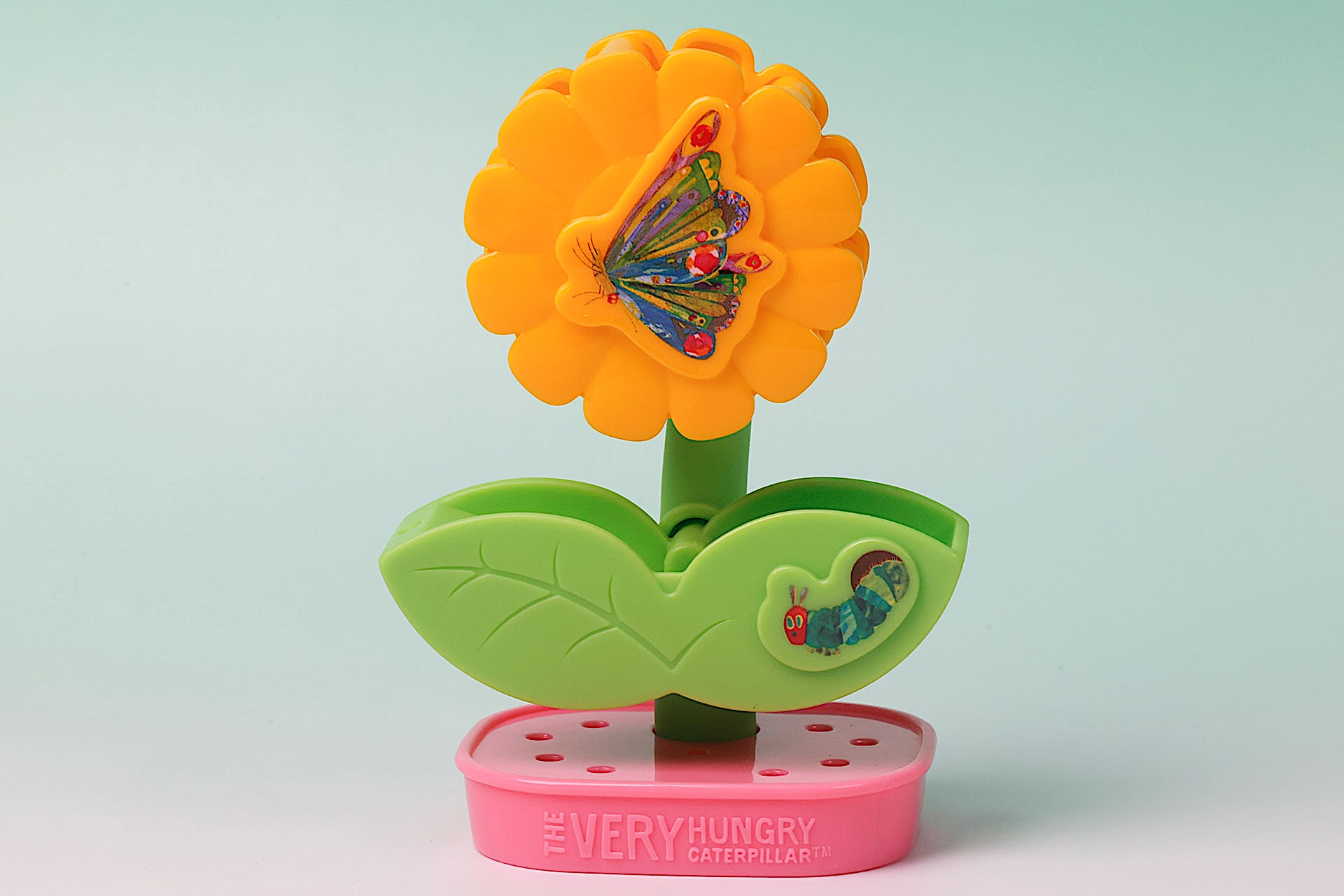 カラフルな色合いの水車だ