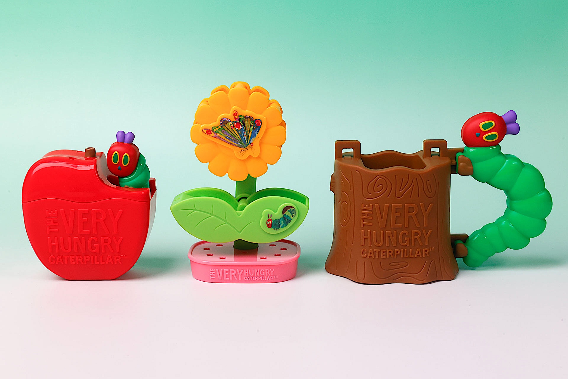 こちらが第1弾（6月13日〜6月19日）のハッピーセット「はらぺこあおむし」に登場するおもちゃ。写真左から「はらぺこあおむし りんごのシャボン玉」、「ちょうちょとあおむし ひまわりの水車」、「はらぺこあおむし ちいさな切りかぶのバケツ」