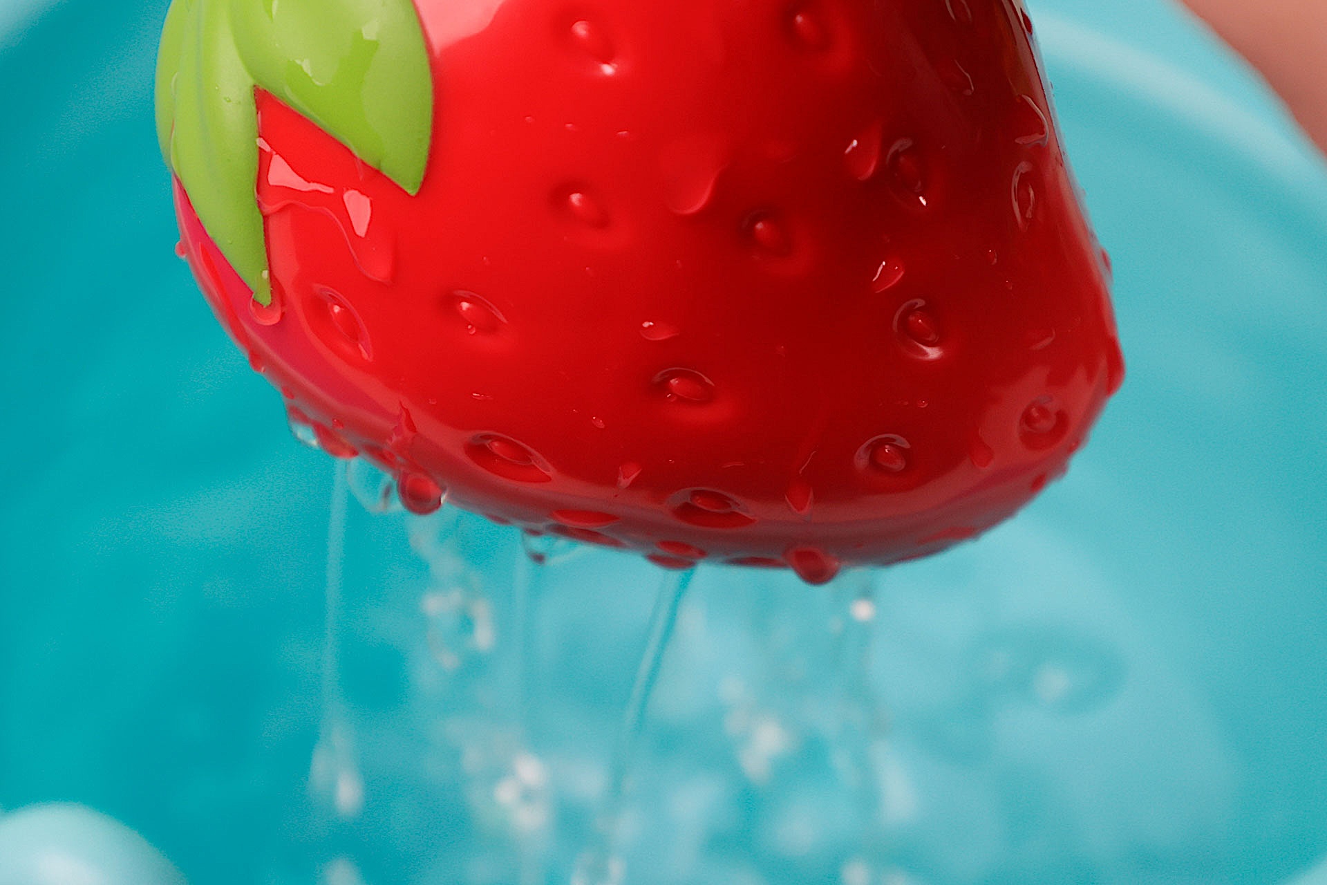 いちごからシャワーのように水が出る様子を楽しもう